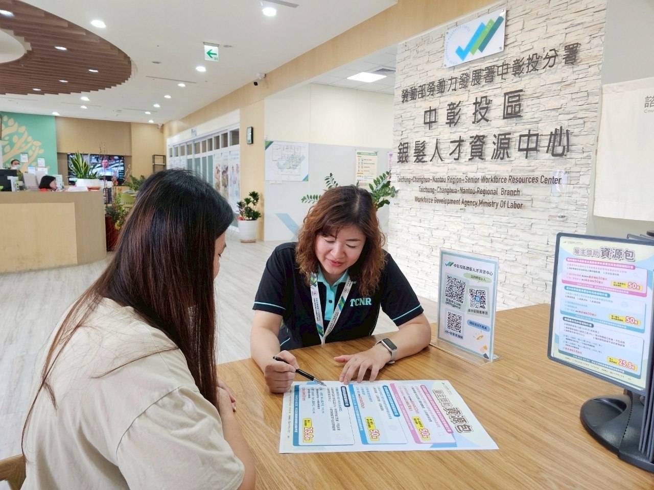 中彰投分署助高齡藥師續留職場，繼續僱用計畫為專業續命加值。（中彰投分署提供）