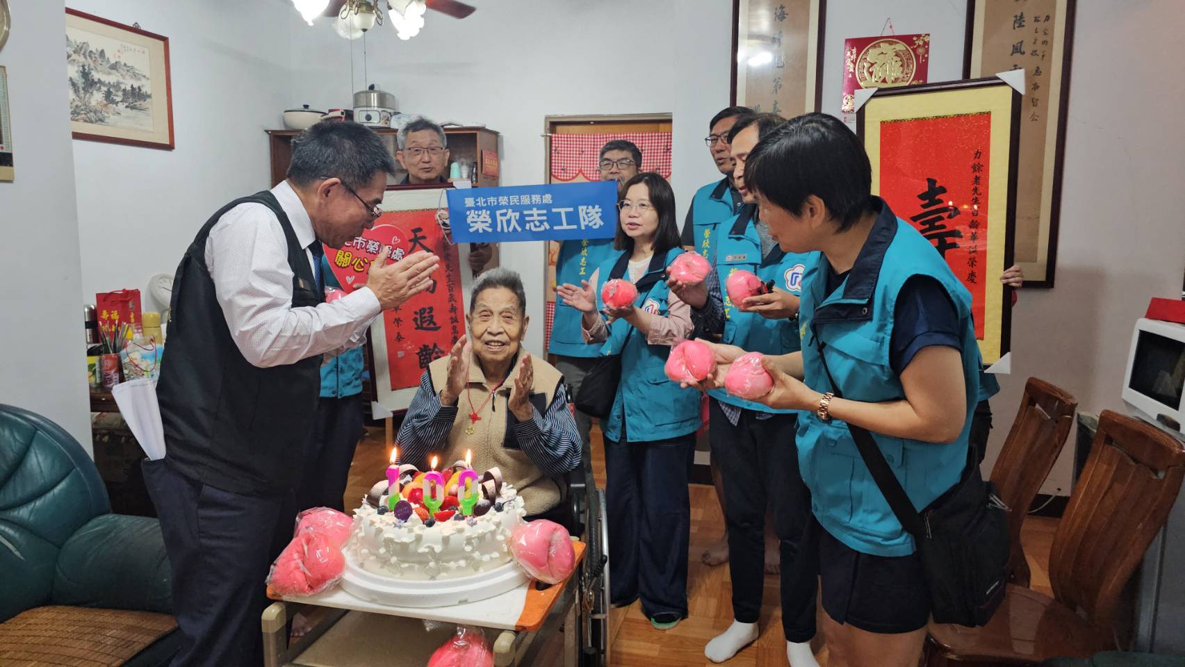 榮民人瑞羅爺爺喜迎百歲壽辰，臺北市榮民服務處處長黃信仁偕同服務團隊，前往府上祝壽。（臺北市榮民服務處提供）