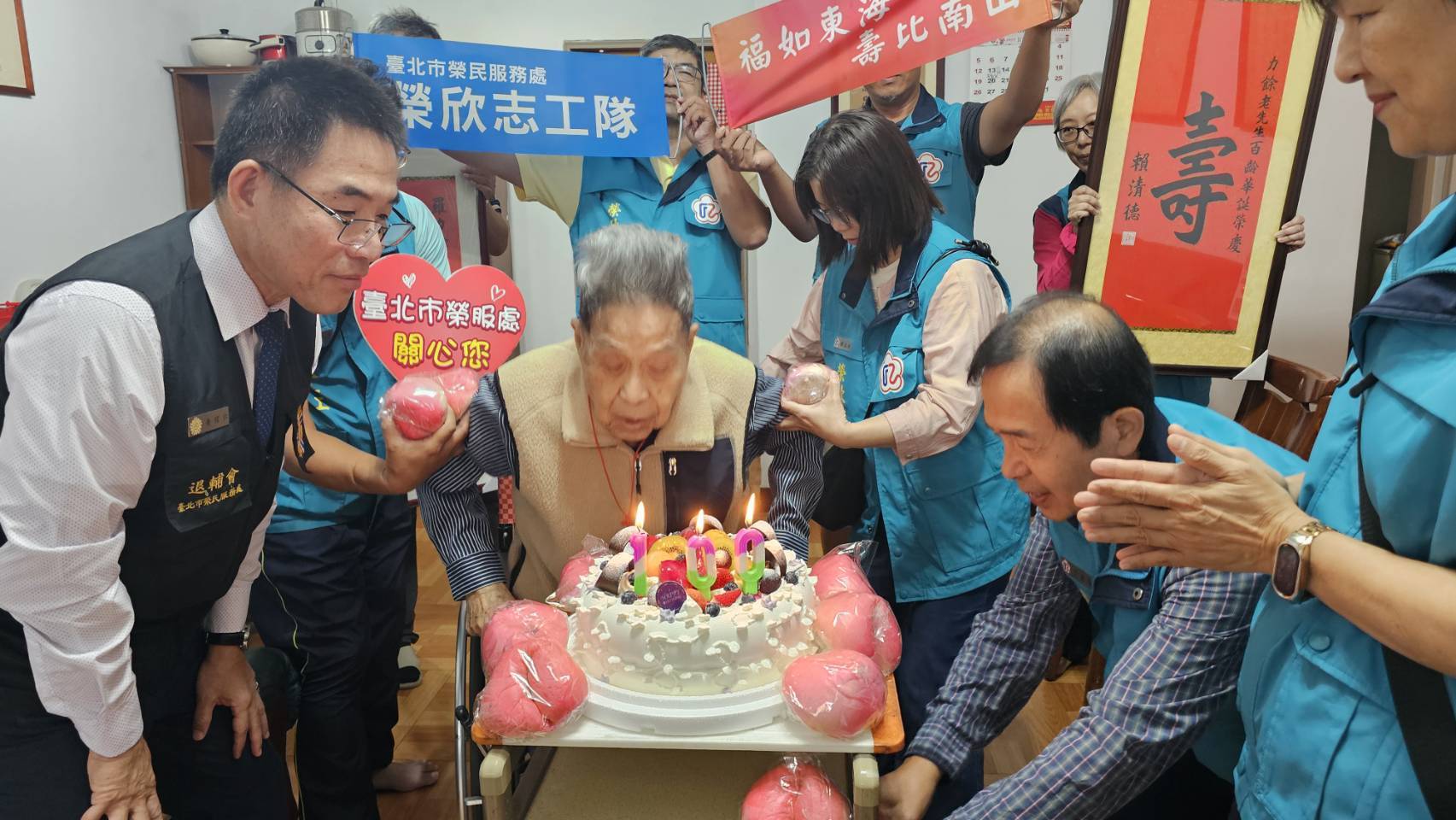 祝壽現場在家人、榮欣志工與社區服務組長的陪伴下，齊唱〈黃埔祝壽歌〉與〈生日快樂歌〉，氣氛溫馨熱鬧。（臺北市榮民服務處提供）