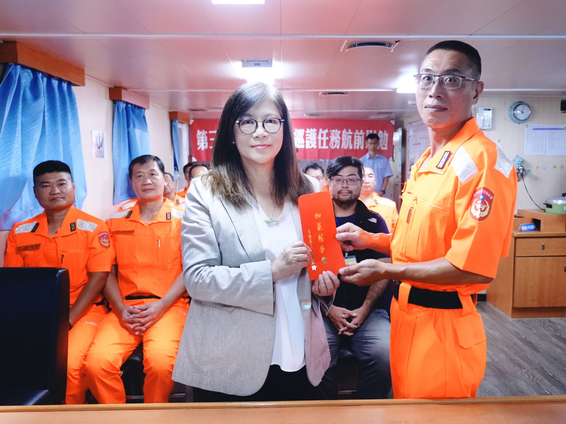 管碧玲頒發「巡護八號」船加菜慰勞金。（海委會提供）