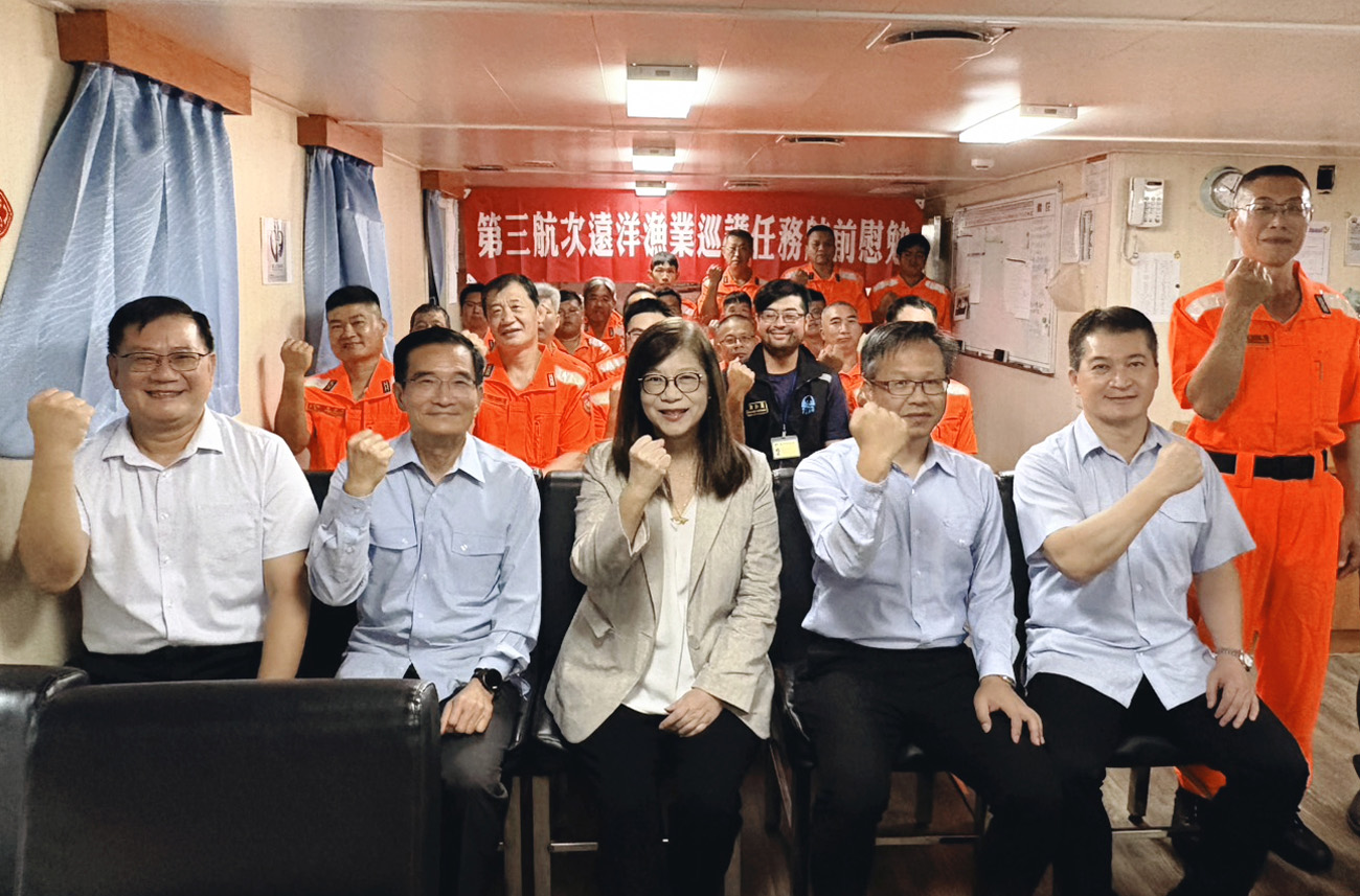 管碧玲在「巡護八號」船啟航前，與全體執勤同仁合影。（海委會提供）