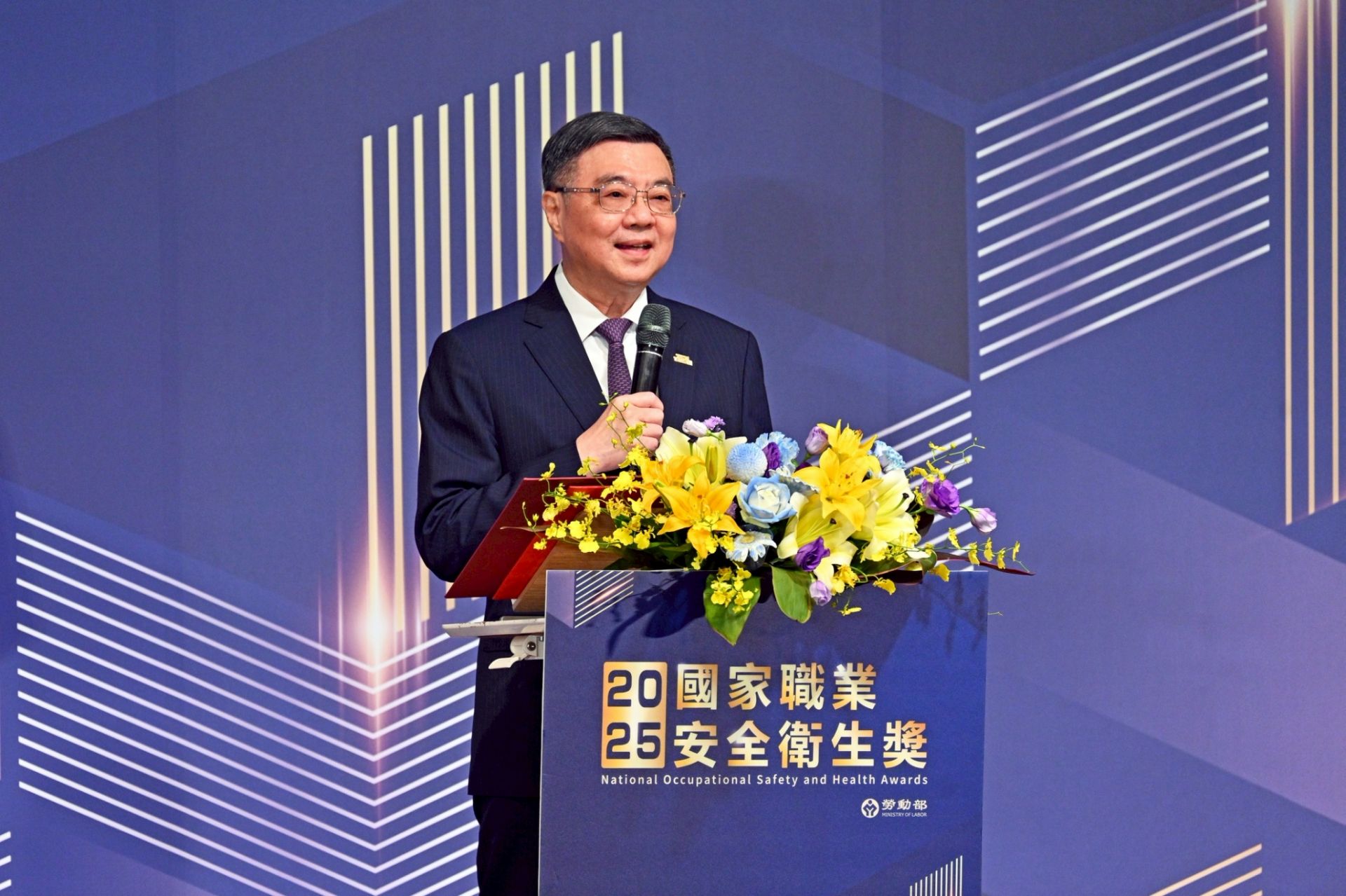 卓揆表示，今年8月行政院通過「職業安全衛生法」部分條文修正草案，盼能建構更友善的職場環境，以充分保障勞工的權益及安全。（行政院提供）
