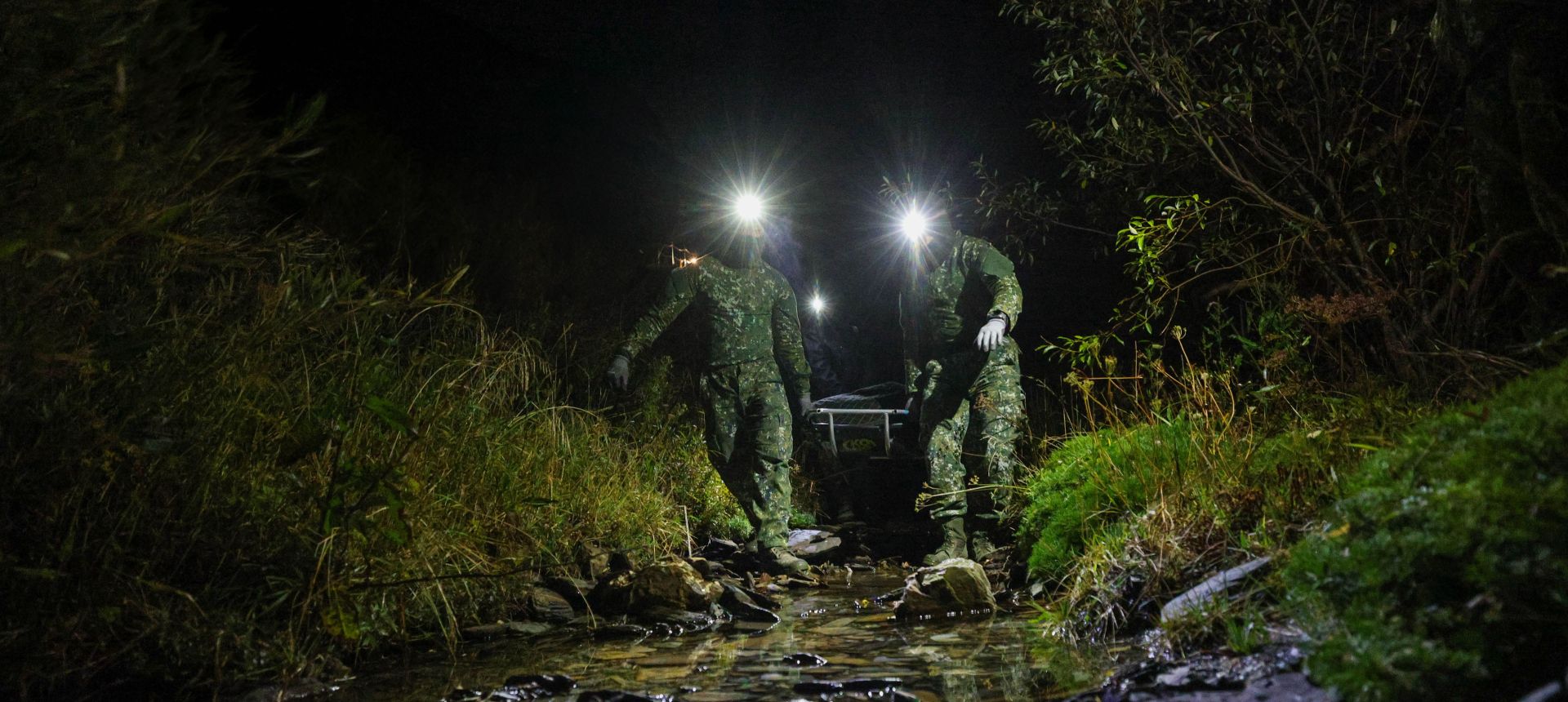 學員們在漆黑與低溫的高寒地山區中，扎實磨練夜間搜救職能。（記者王子昌攝）