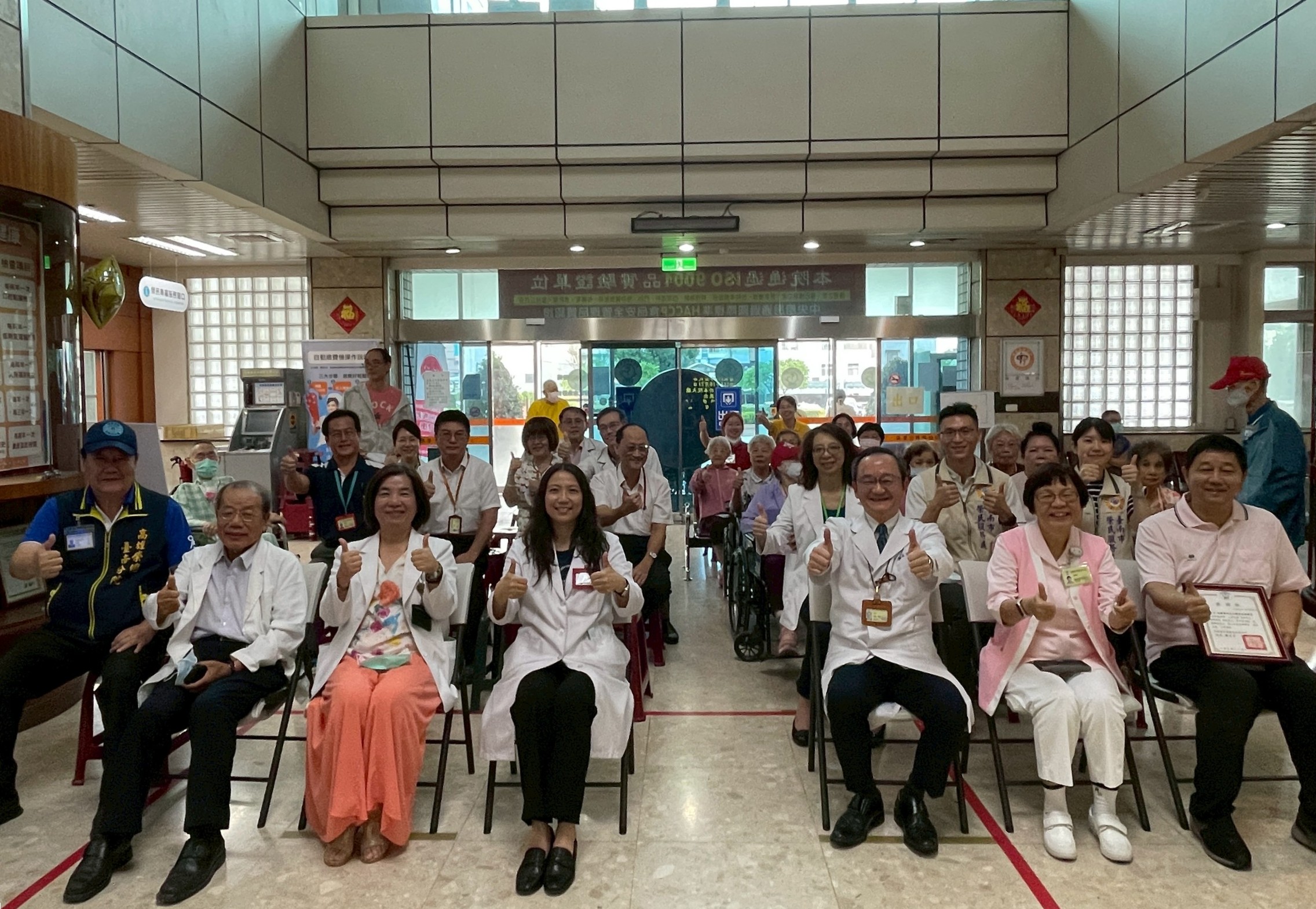 高榮南院院長鄭名芳主持榮民節慶祝大會，勉勵同仁以榮民「築路英雄」為榜樣，持續守護民眾健康。（高榮南院提供）