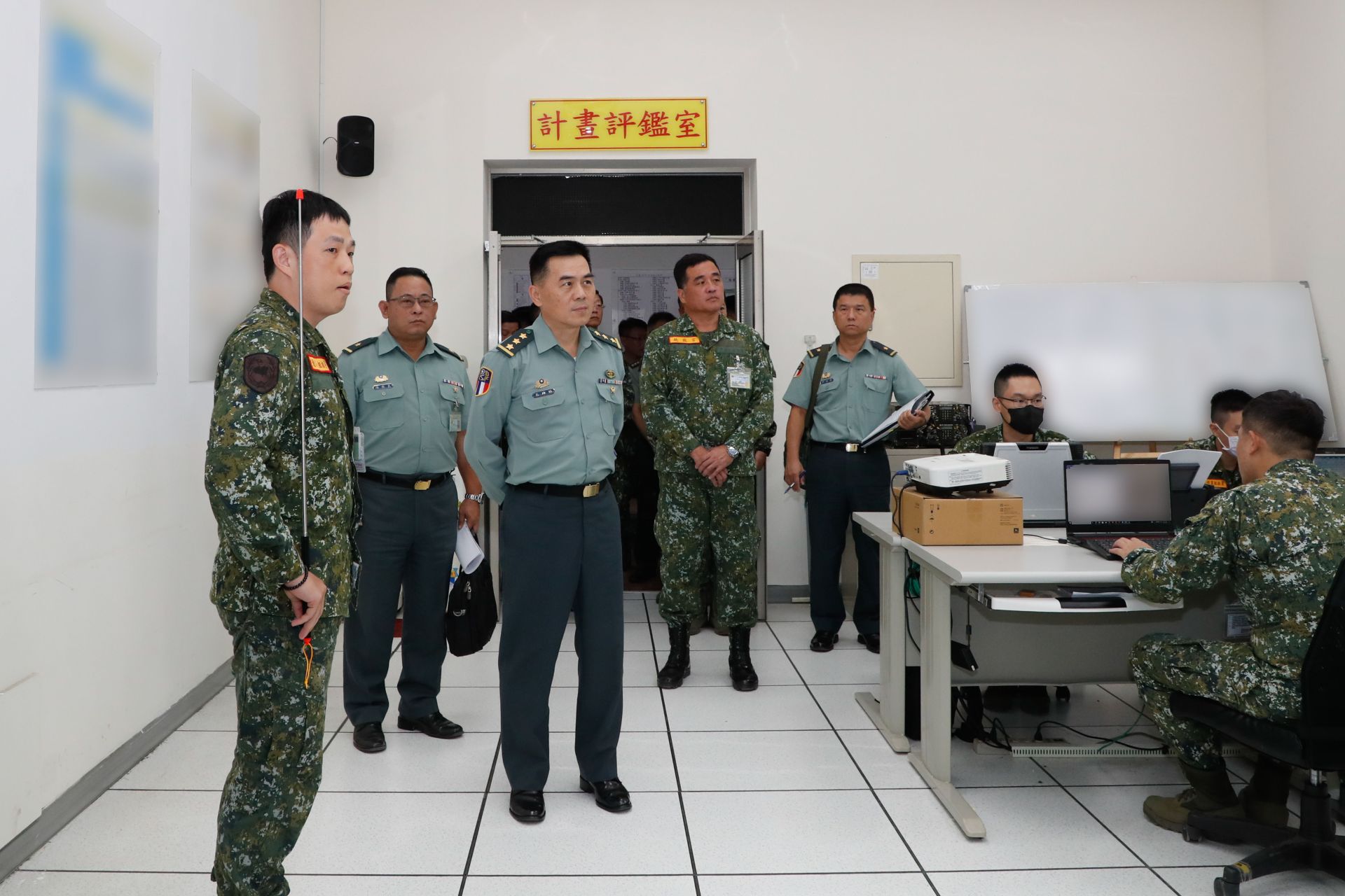 陸軍司令呂坤修上將視導「陸勝操演」整備，勉務實執行實戰化訓練。（陸軍司令部提供）