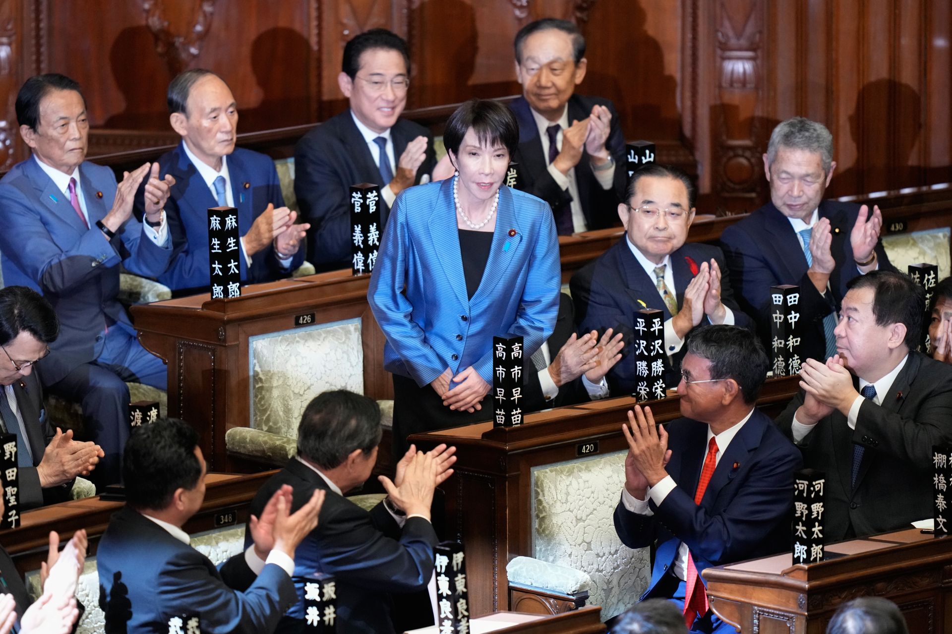  高市早苗（中）順利當選首相，成為日本憲政史上首位女性總理大臣。（達志影像／美聯社）