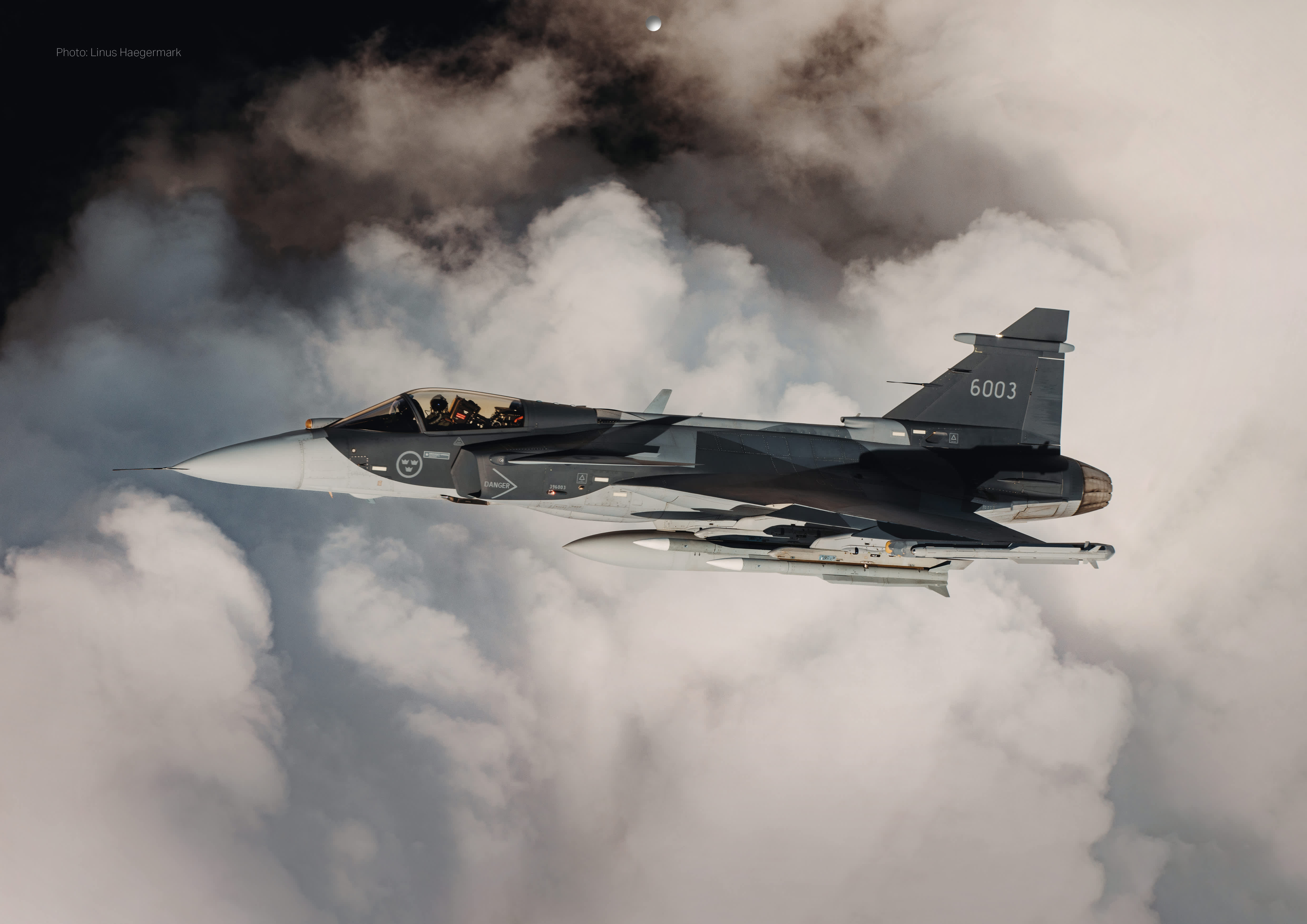 「ES-05渡鴉」主動電子掃描陣列雷達搭配「Skyward-G」紅外線搜索追蹤系統，使JAS-39E具優異戰場覺知能力。（取自紳寶網站）