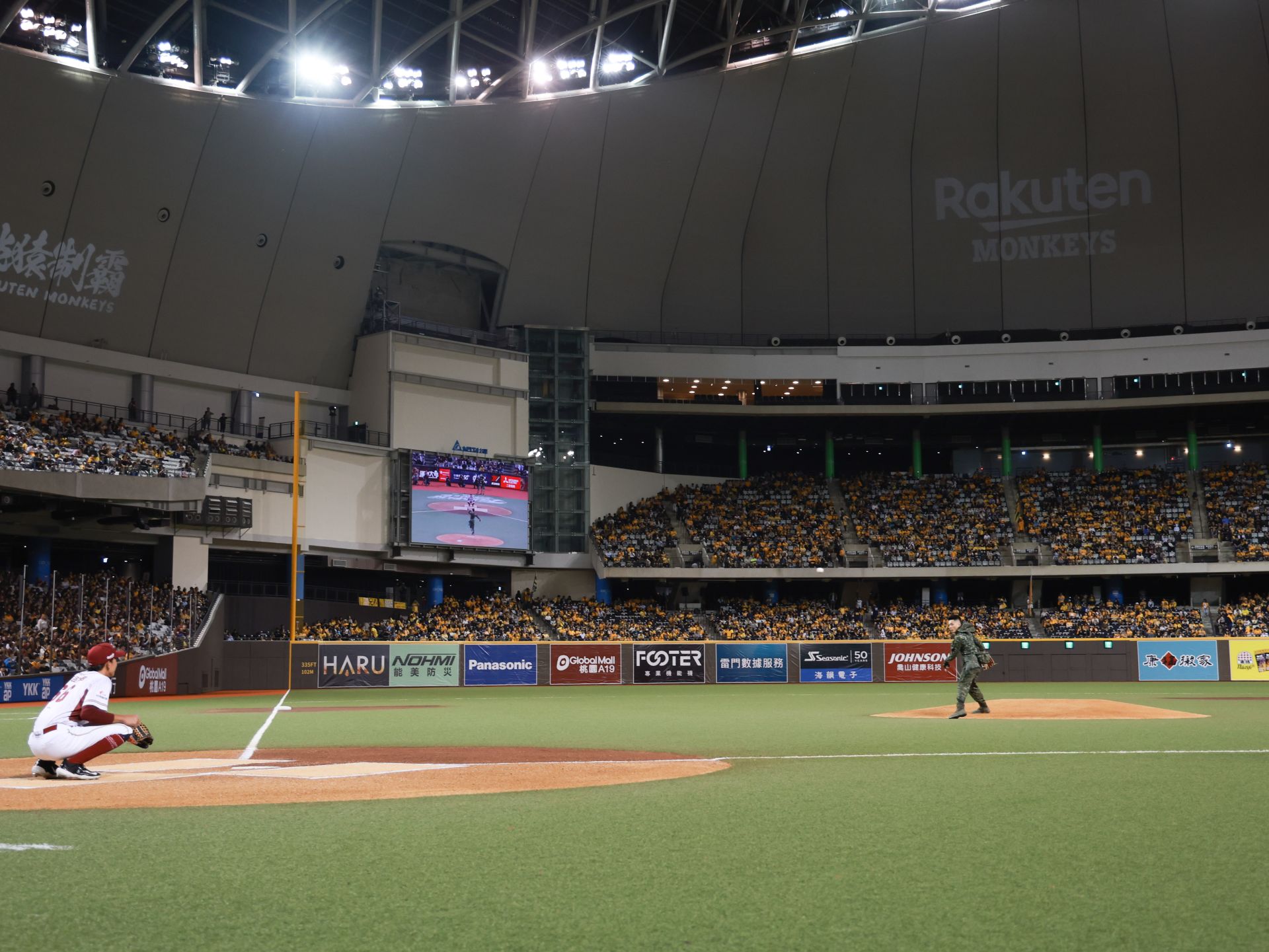 陳保宏士官長擔任中華職棒總冠軍戰第3場賽事開球嘉賓，順利完成開球。（記者謝宗憲攝）