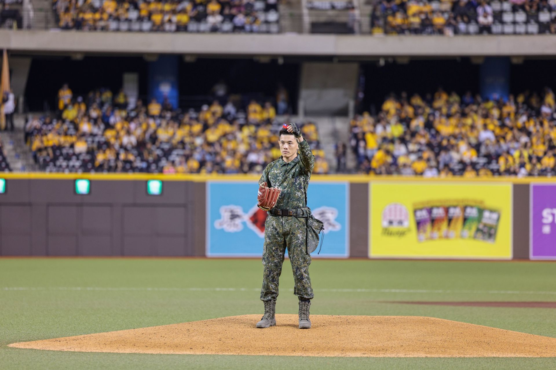 陸軍101旅陳保宏士官長，昨日獲邀擔任開球嘉賓。（記者王子昌攝）