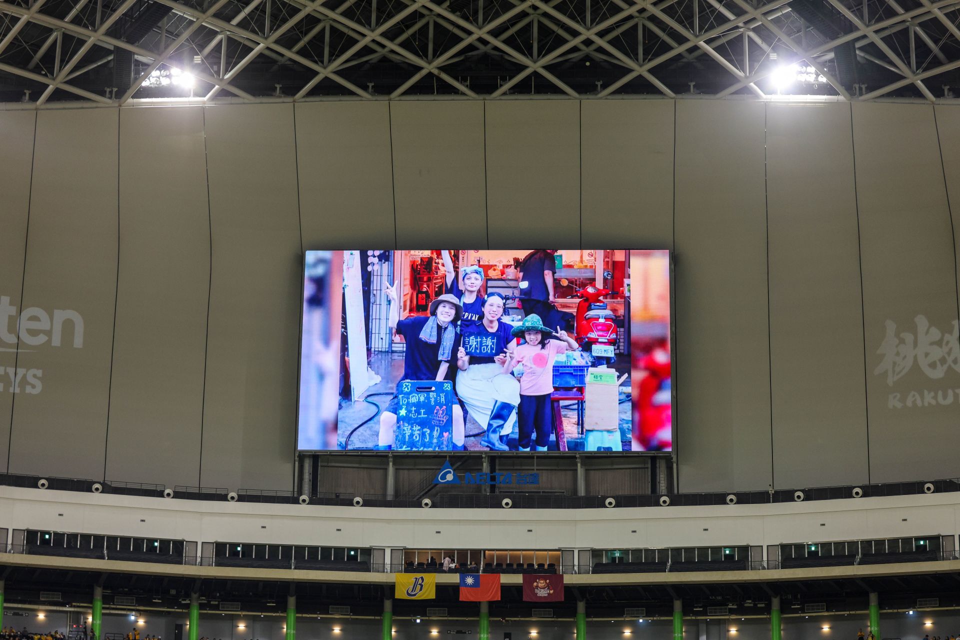  陳保宏士官長贈帽短片畫面，再次溫暖現場觀眾的心，成為災區裡最溫暖的象徵。（記者王子昌攝）