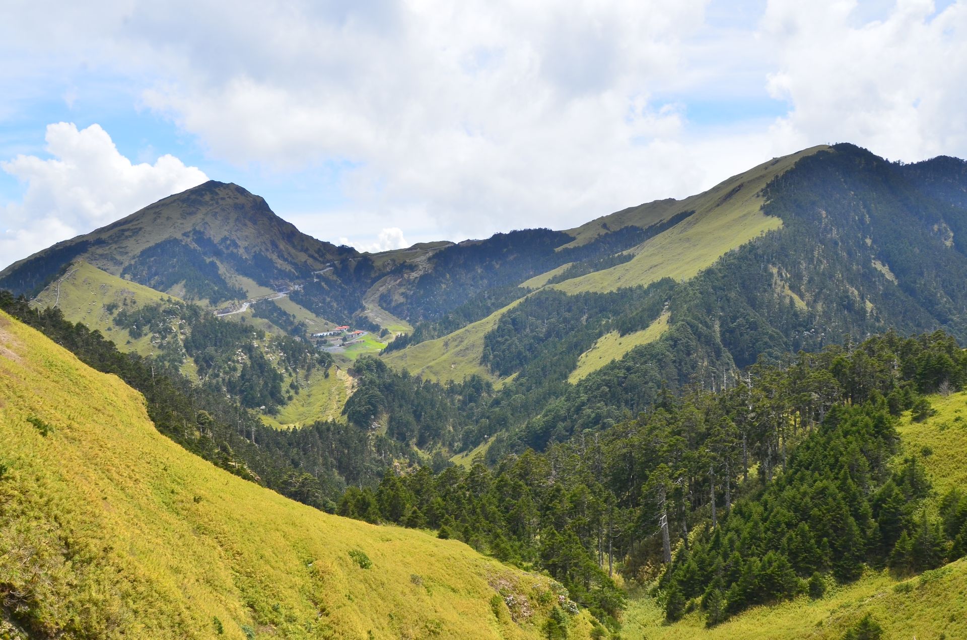 太管處明日起將園區封閉範圍縮小，開放部分高山地區。圖為合歡主峰與東峰。（太管處提供）