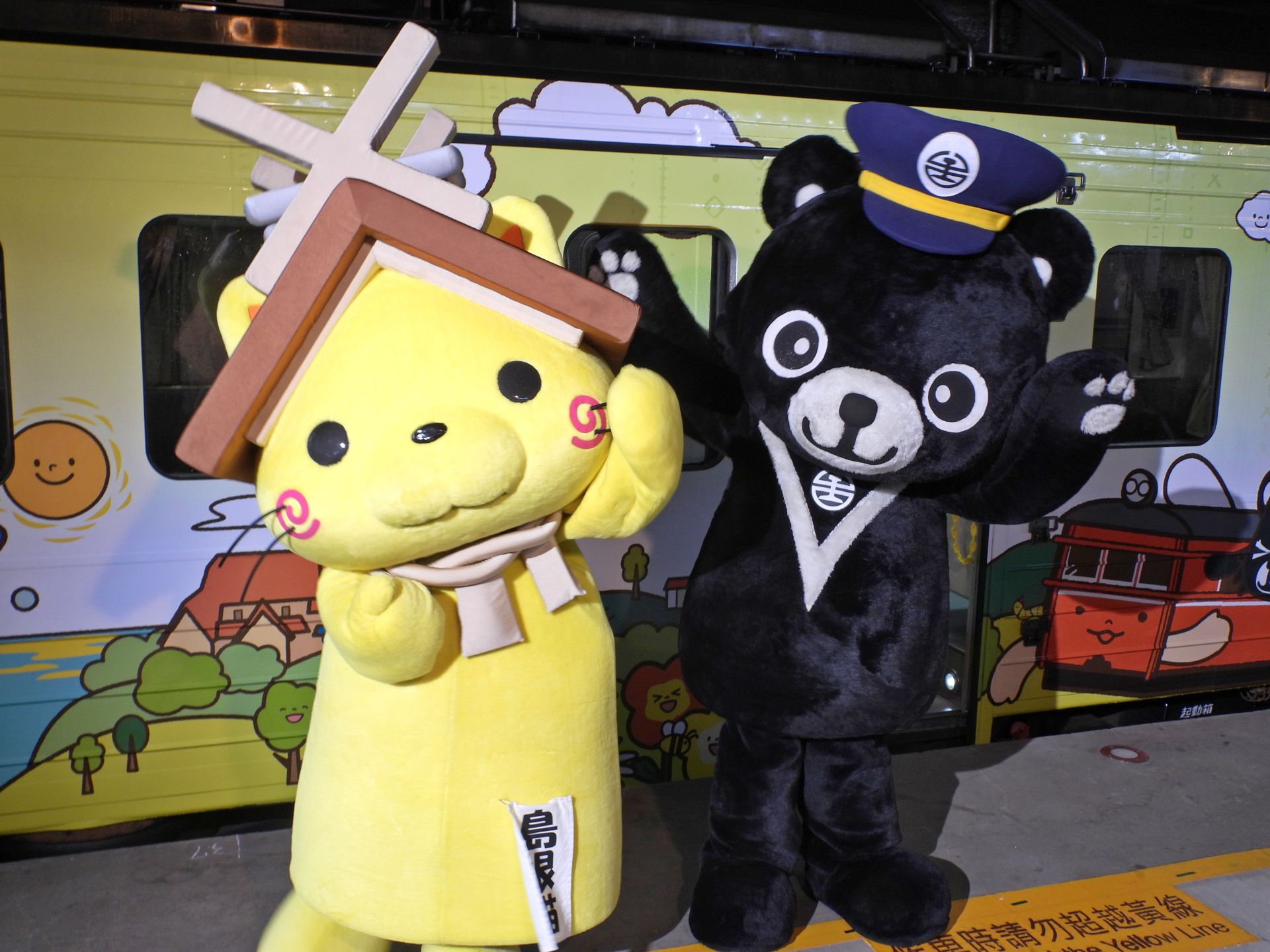 臺鐵吉祥物「漢娜、鐵魯」與日本一畑電車吉祥物「一畑君、島根貓」跨國同框亮相。（臺鐵提供）