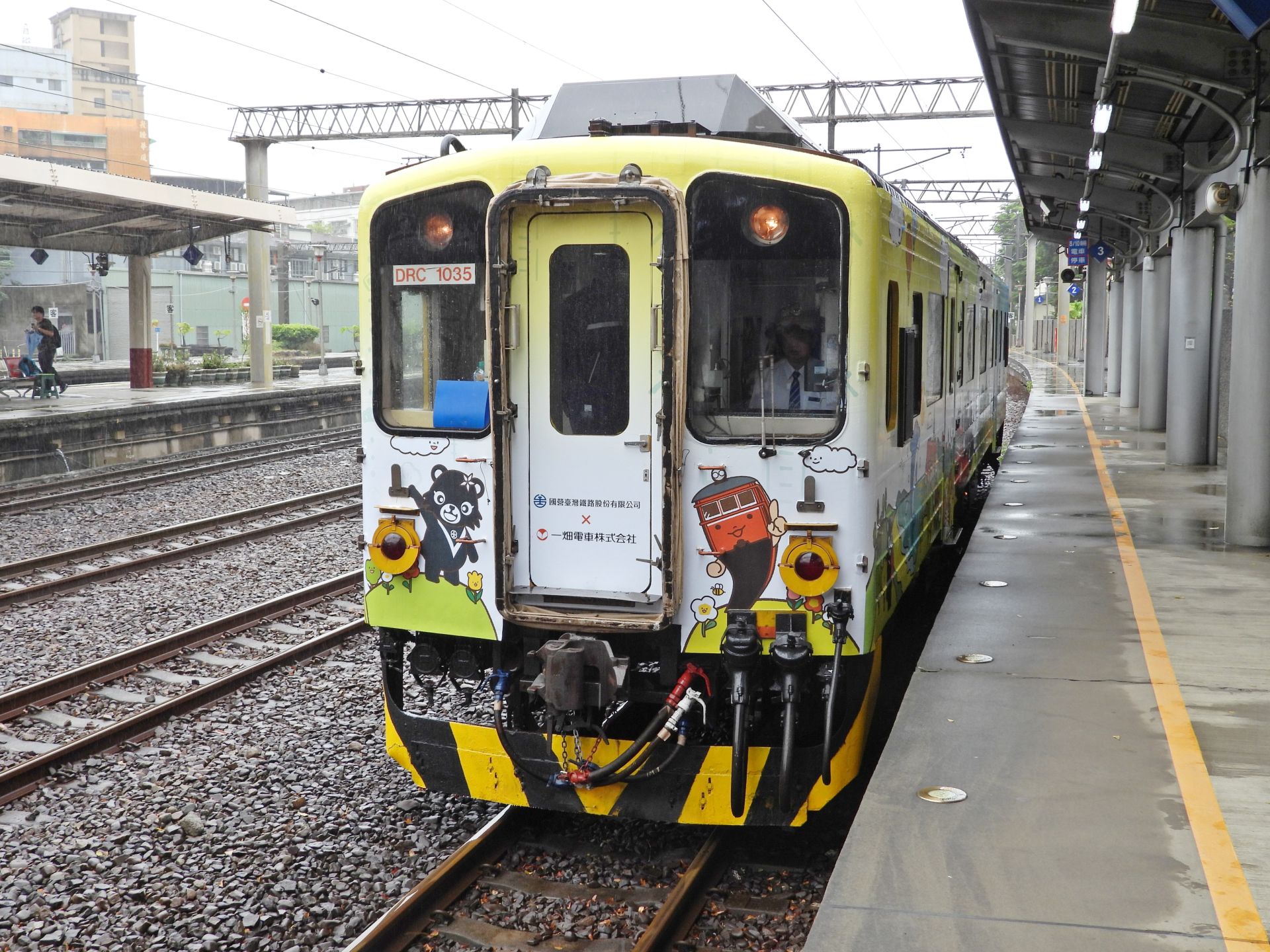 彩繪主題以臺鐵吉祥物「漢娜、鐵魯」與日本一畑電車吉祥物「一畑君、島根貓」跨國同框亮相。（臺鐵提供）