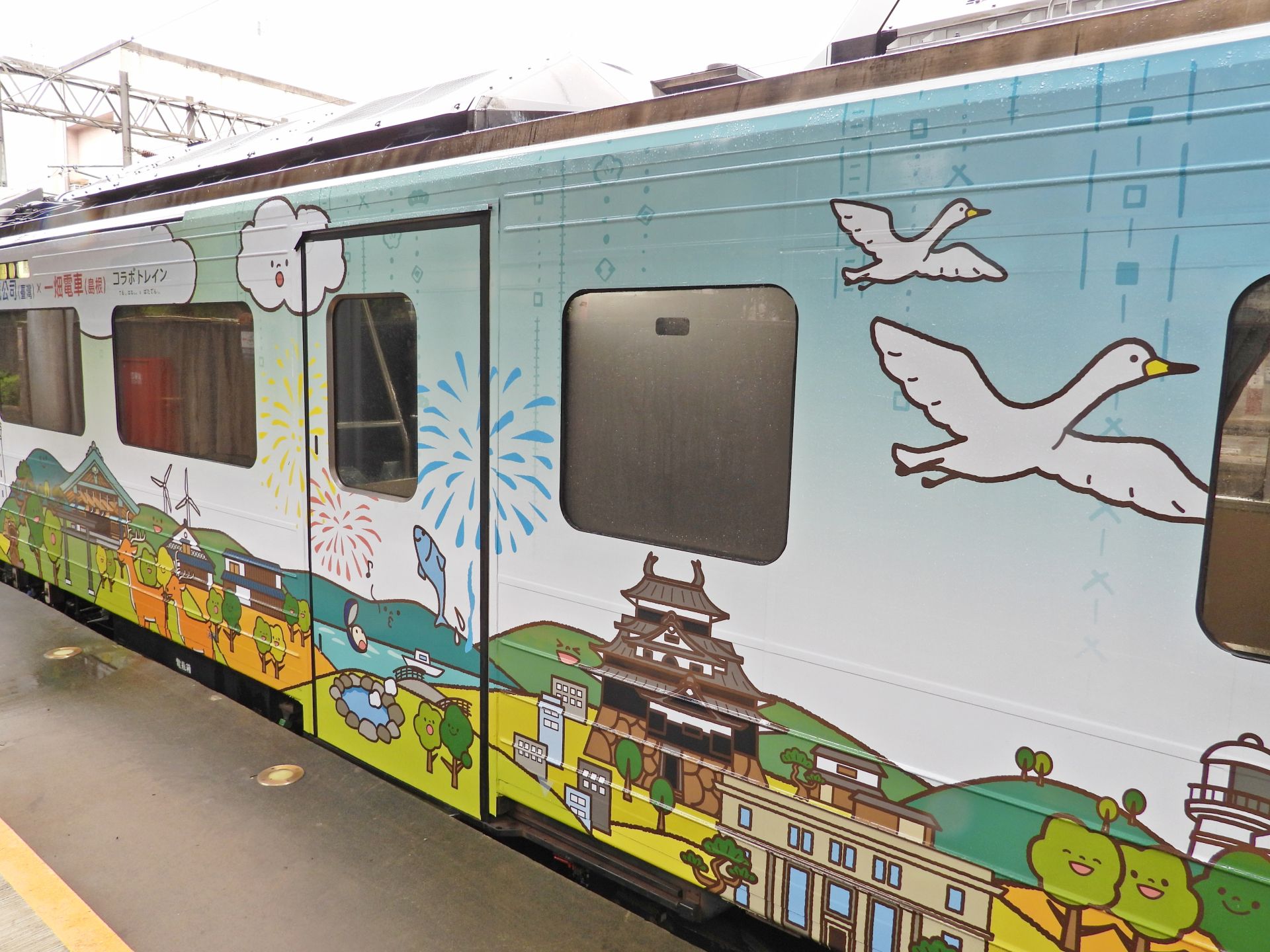 彩繪列車結合雙方著名旅遊景點，打造獨具特色的視覺饗宴。（臺鐵提供）