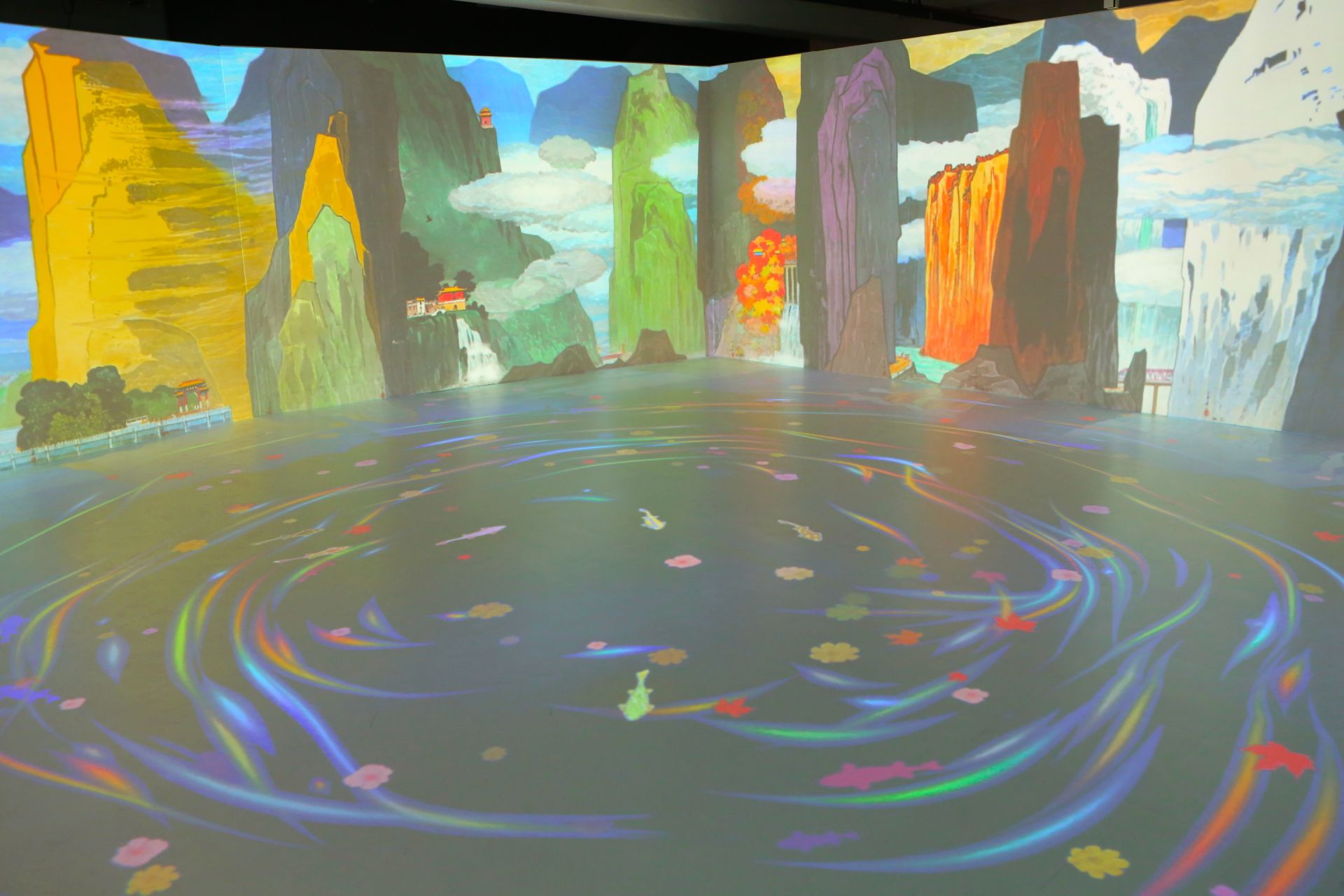 史博館《融景．造境》沉浸體驗展，以科技光影重現馬白水筆下的太魯閣之美。（史博館提供）