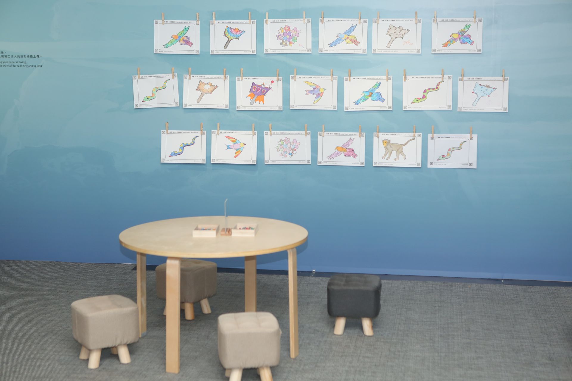 《融景．造境》沉浸體驗展，引導觀眾透過「畫畫上傳」的互動體驗，可親手為太魯閣的動植物著色，完成後創作即化為展場光影一部分。（史博館提供）