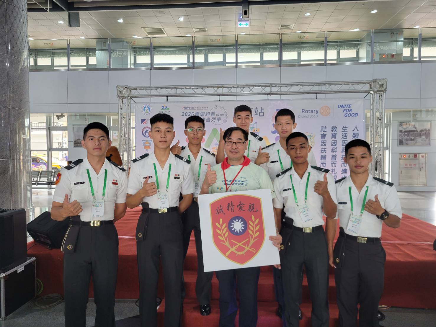 陸軍官校洪偉清教授帶領學生團隊參與科普環島列車活動， 強化青年學子的科學素養與社會責任感。（陸官洪偉清提供）