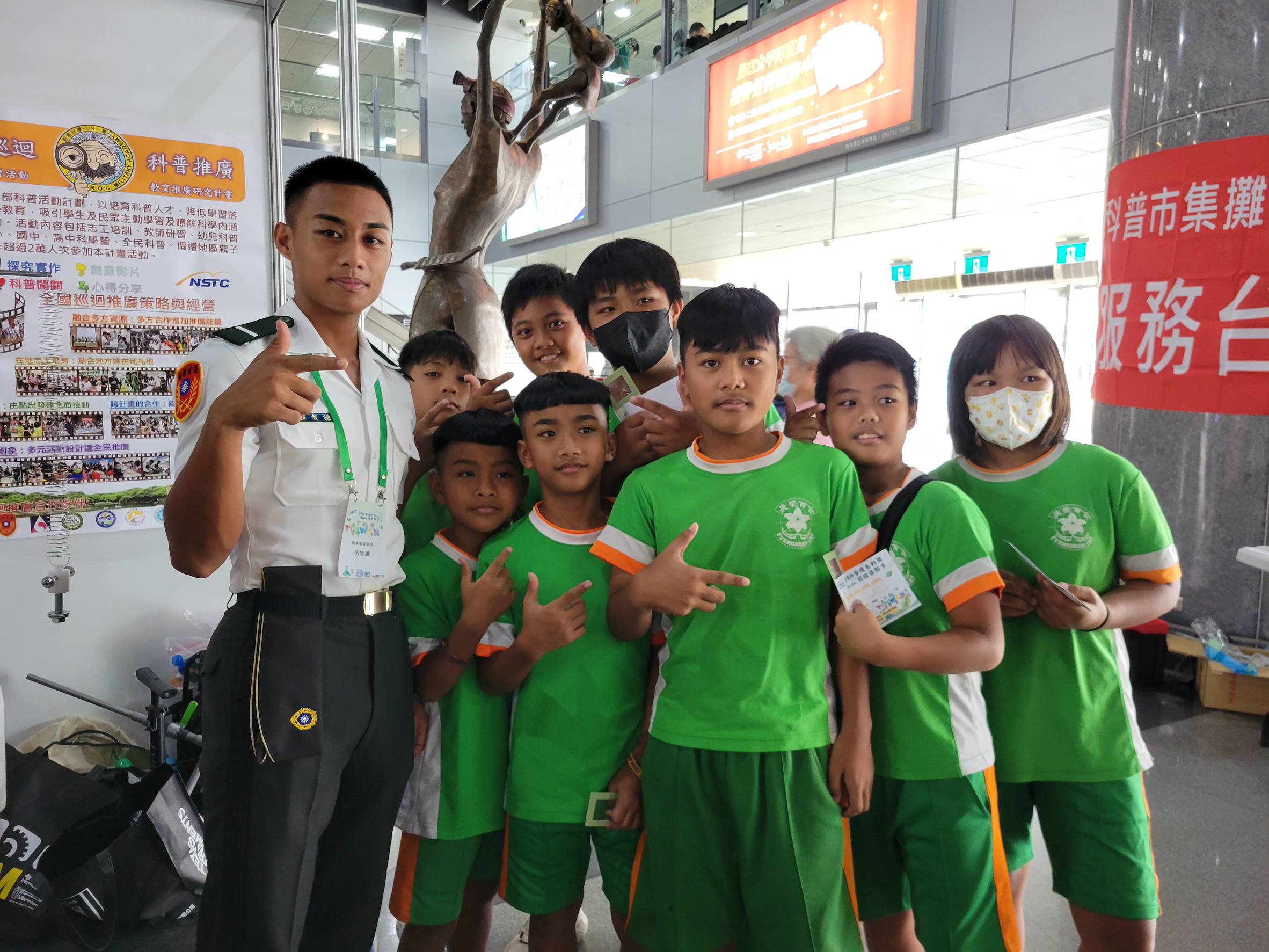 陸官精心設計多項寓教於樂的科學實驗，官校同學在活動中與民眾、學童親切互動，吸引熱烈參與。（陸官洪偉清提供）