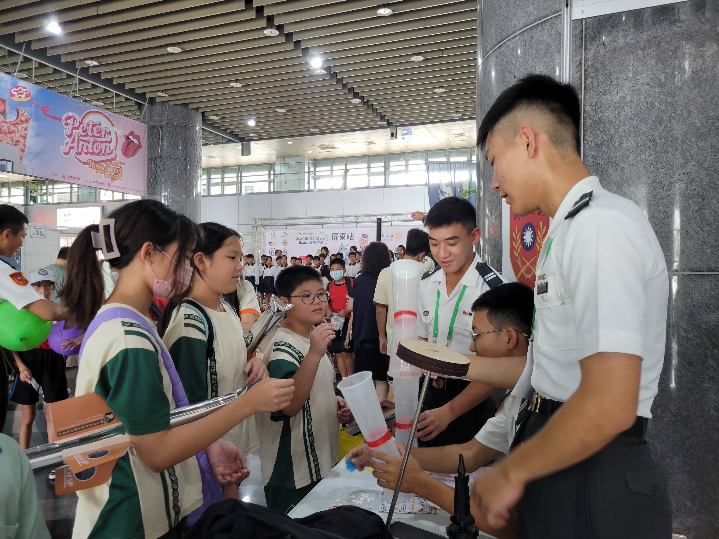 陸官精心設計多項寓教於樂的科學實驗，官校同學在活動中與民眾、學童親切互動，吸引熱烈參與。（陸官洪偉清提供）