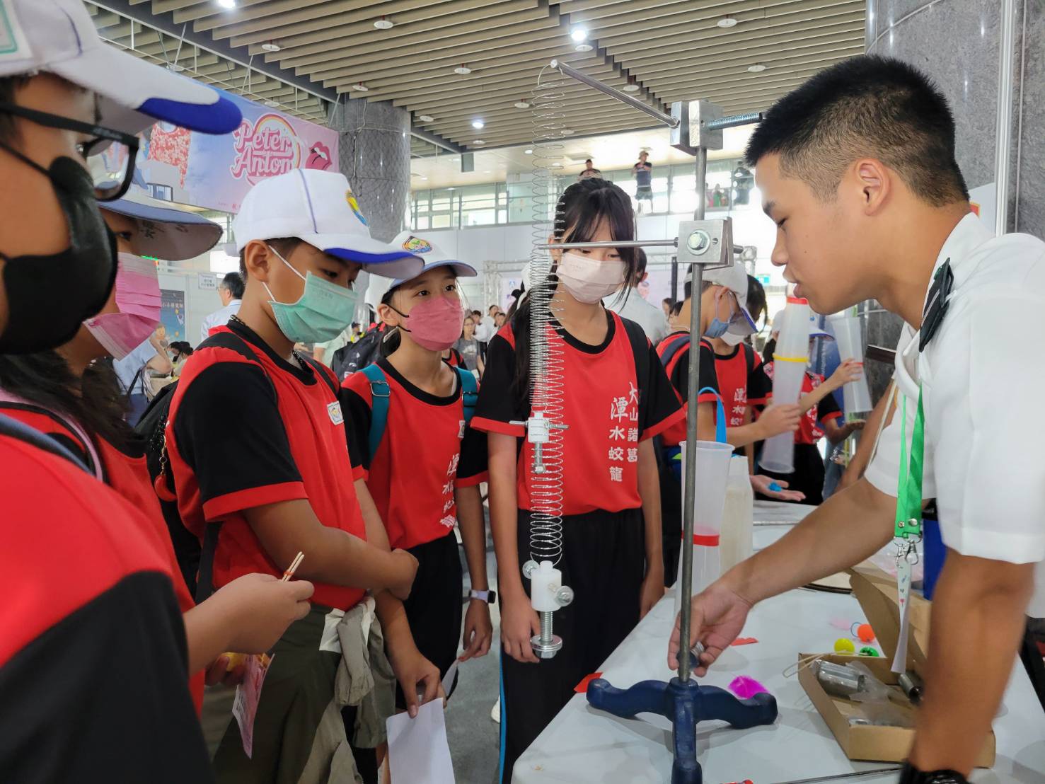 陸官精心設計多項寓教於樂的科學實驗，官校同學在活動中與民眾、學童親切互動，吸引熱烈參與。（陸官洪偉清提供）