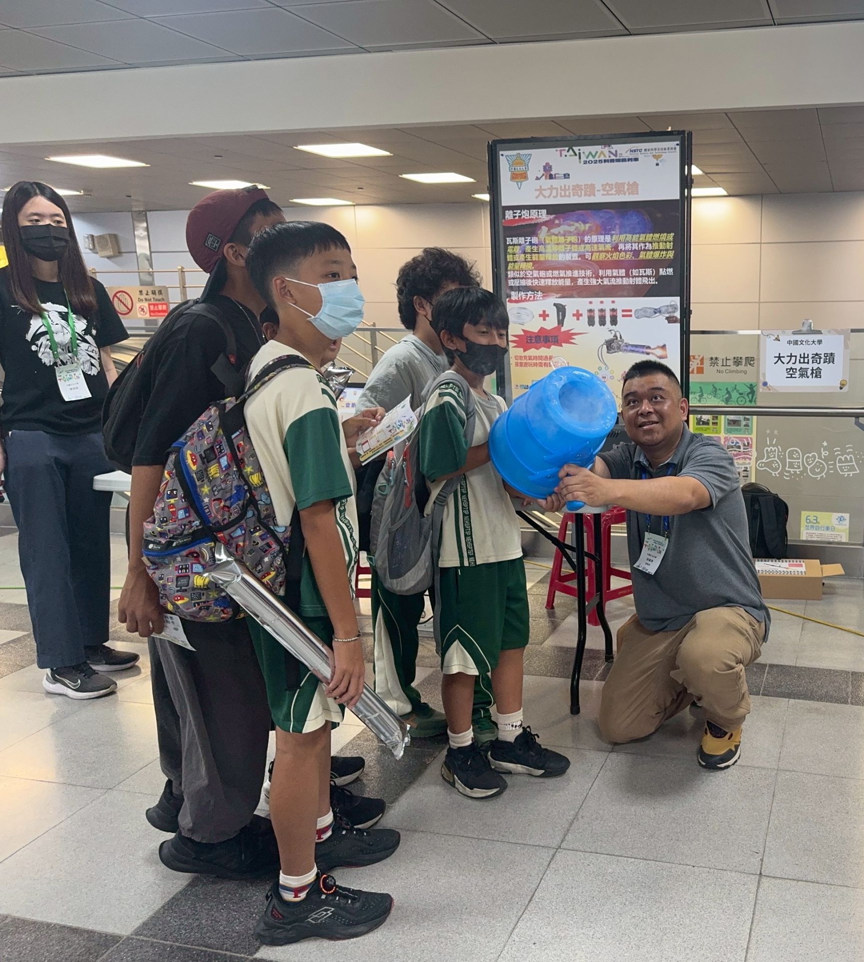 參與活動的大專院校以科學闖關，為科普教育扎根。（屏科大徐子圭提供）