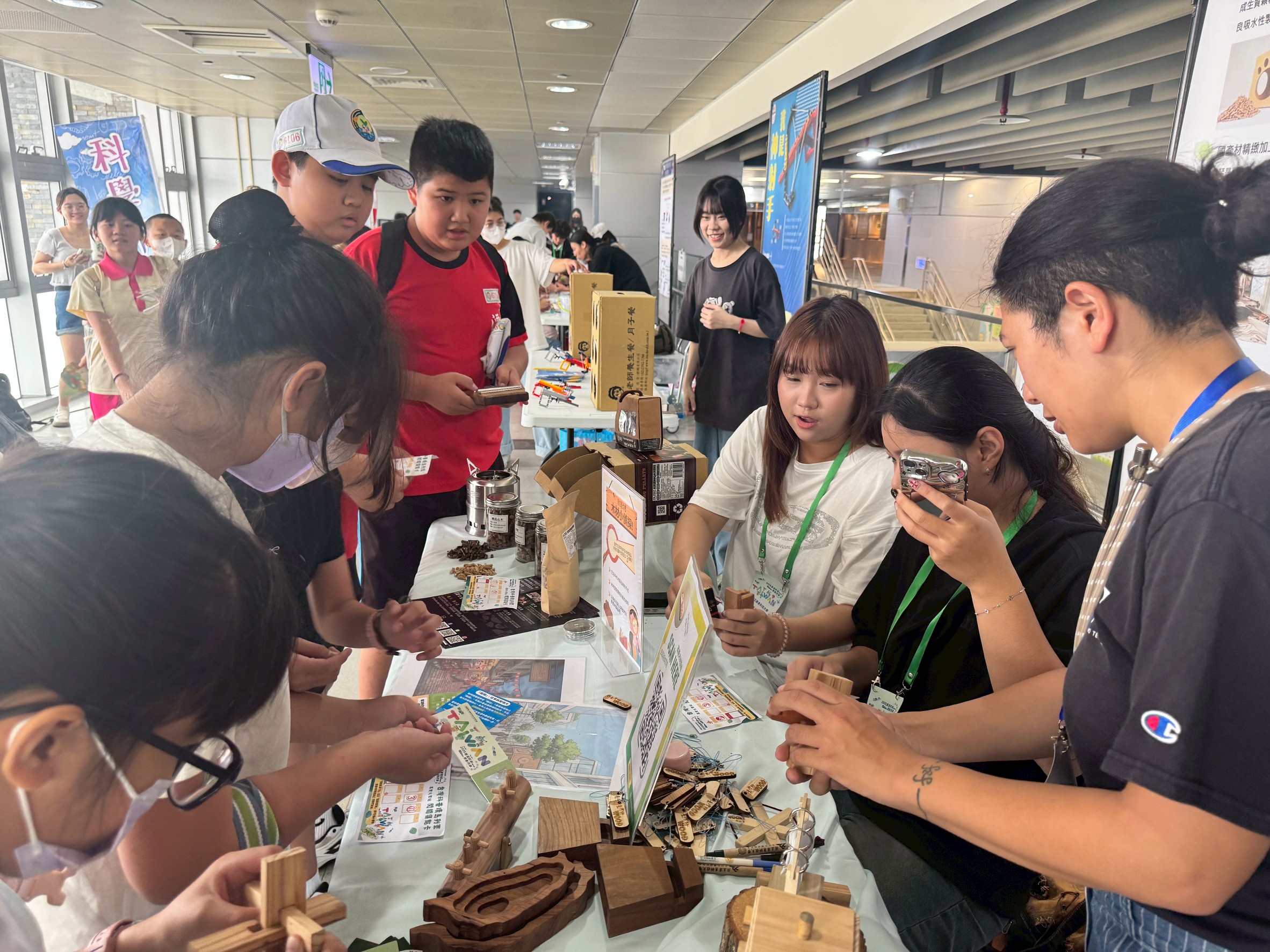 參與活動的大專院校以科學闖關，為科普教育扎根。（屏科大徐子圭提供）