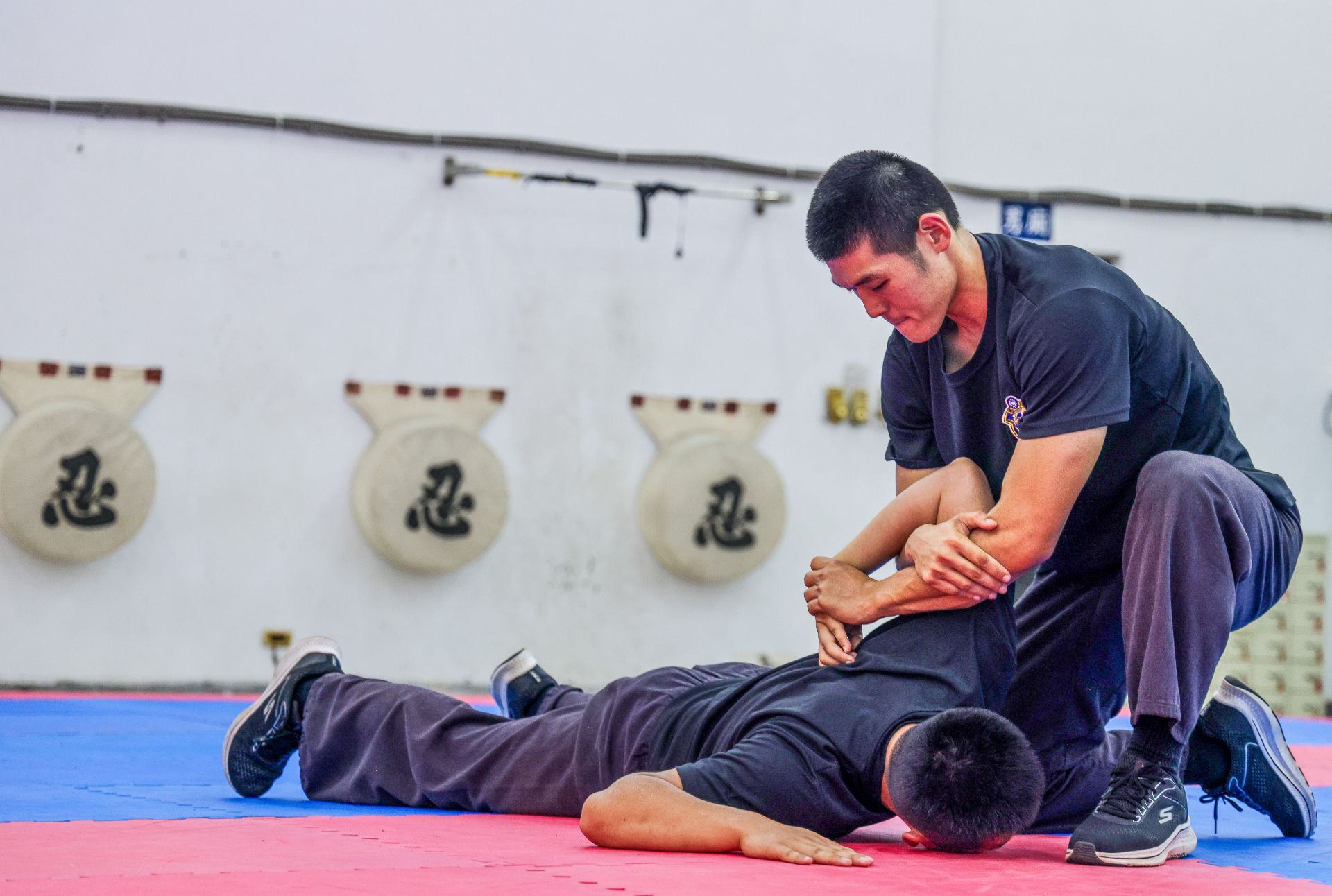 綜合期末鑑測採抽測方式，驗證學員對戰技術式之判斷力、臨場反應與實作熟練度。（記者王子昌攝）