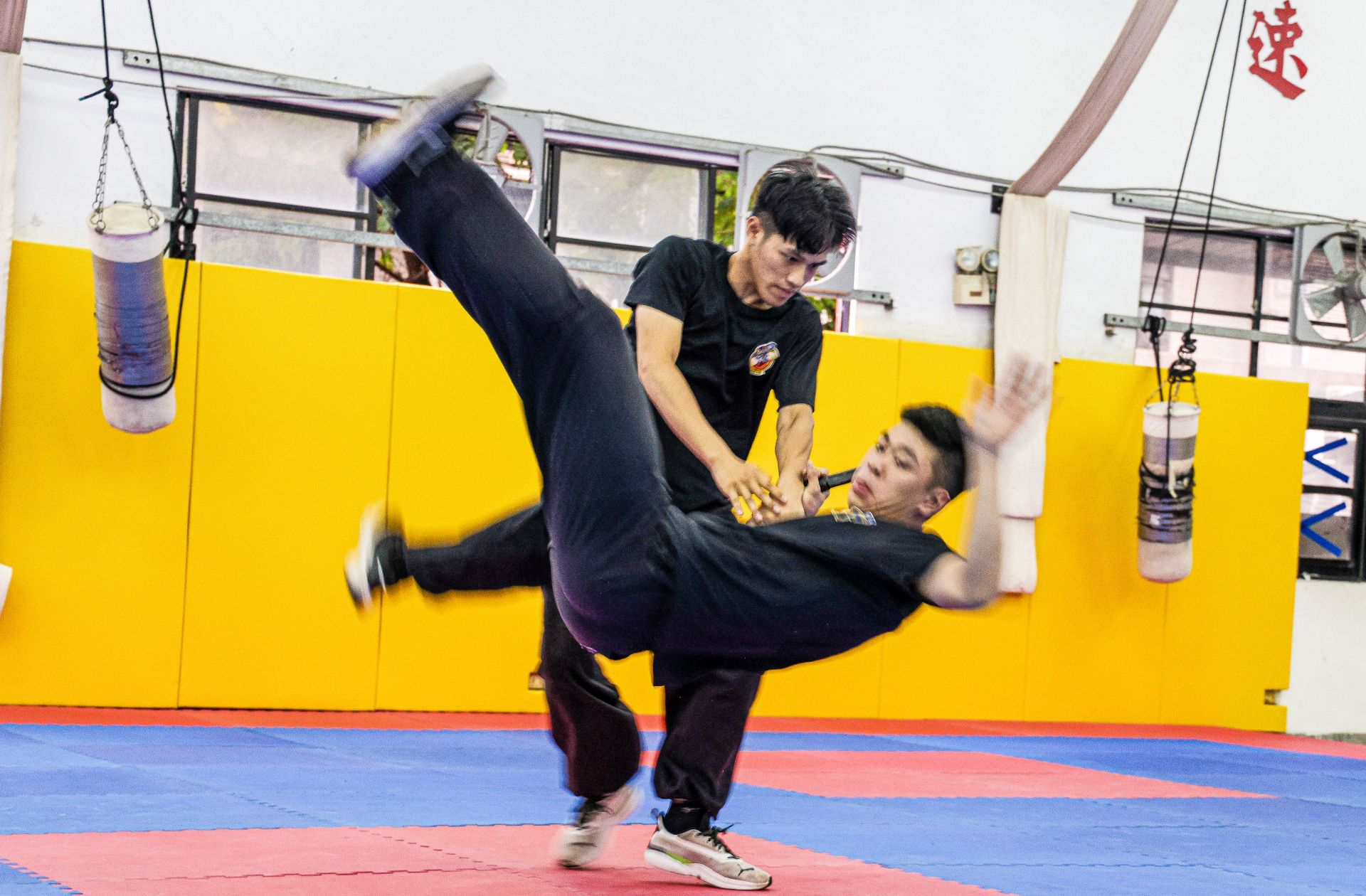 綜合期末鑑測中，學員模擬遭遇近身刀械行刺情形，迅速以奪刀應用術式實施反制。（記者王子昌攝）