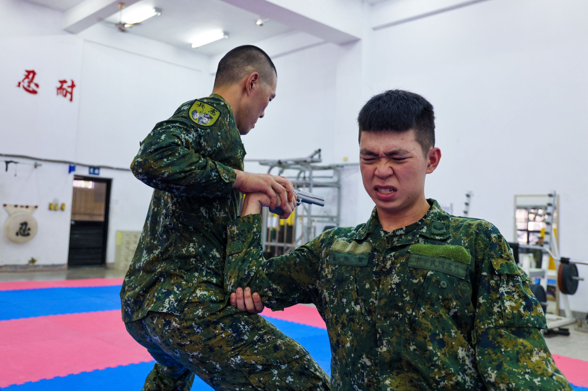 學員嚴格落實戰技動作要求，在實際對抗中親身體驗疼痛與壓迫感。（記者王子昌攝）