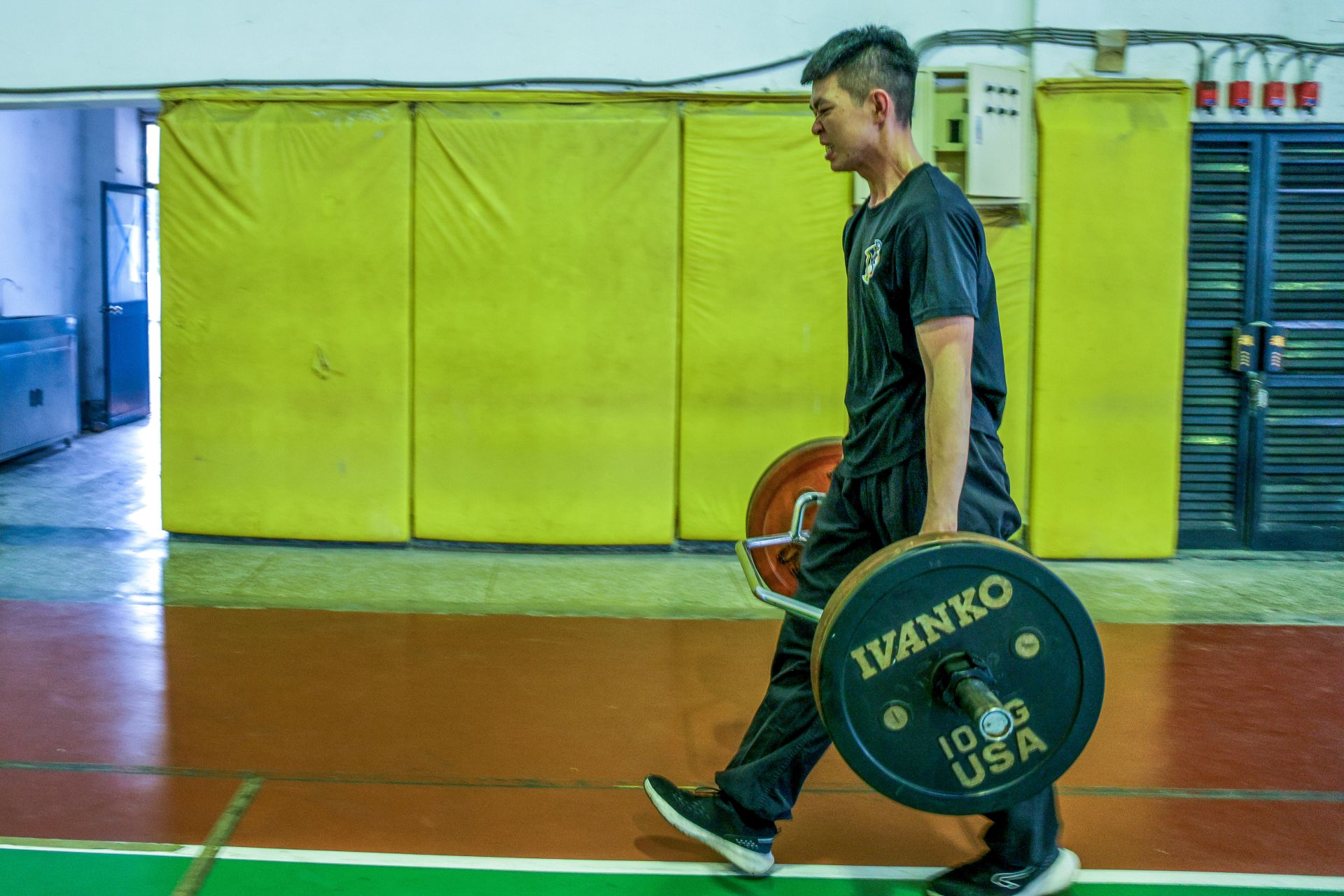 每日除基礎體能訓練外，更納入雙槓撐體及牛角槓、六角槓負重等進階動作，持恆強健各部肌群。（記者王子昌攝）