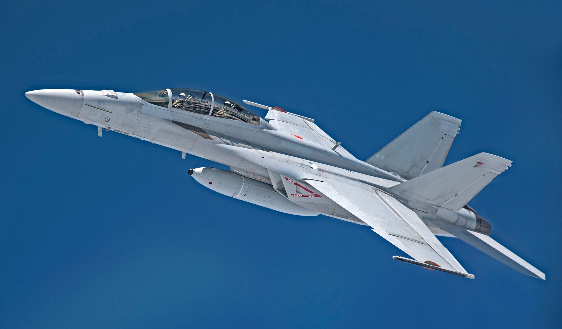  F/A-18E/F戰機運用機腹副油箱前端搭載IRST，可在更遠距離外偵測敵機，保護航艦打擊群免於威脅。（取自洛馬網站）