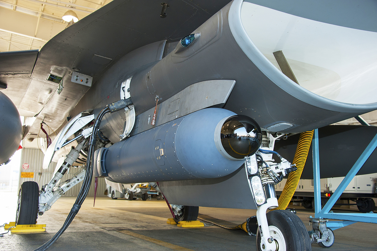  F-16進氣道下方掛載裝有IRST的「軍團莢艙」，可遠距被動偵測敵方匿蹤戰機。（取自洛馬網站）