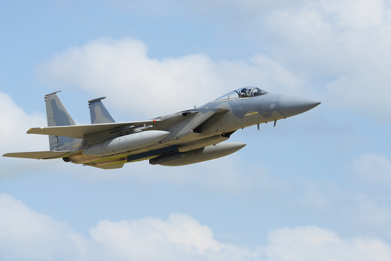  F-15戰機可運用機腹中線派龍架掛載「軍團莢艙」，執行制空攔截與作戰任務。（取自洛馬網站）