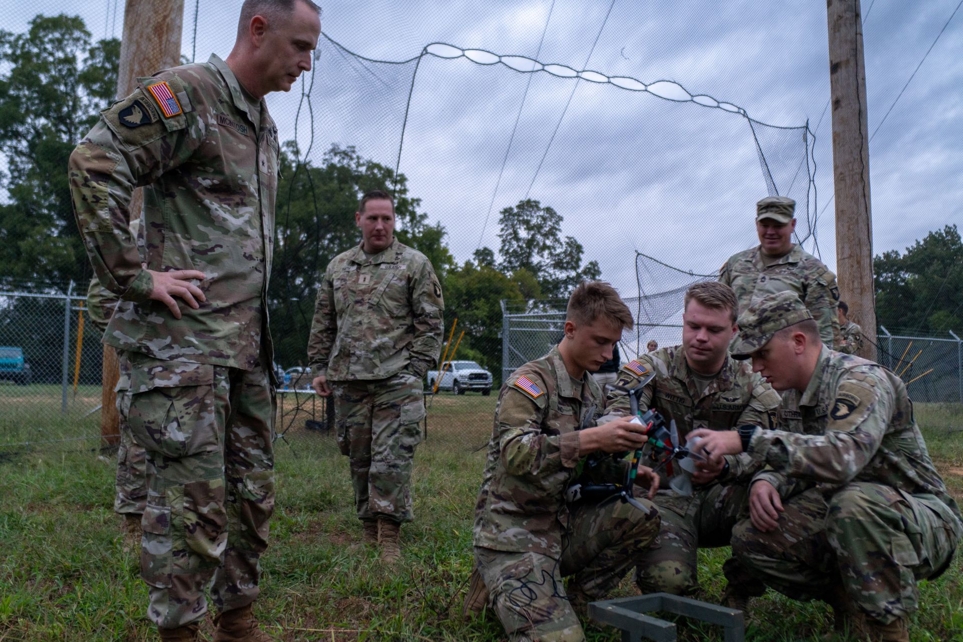  麥金塔許准將（左1）視察官兵操作「ABE 1.01」。（取自DVIDS網站）