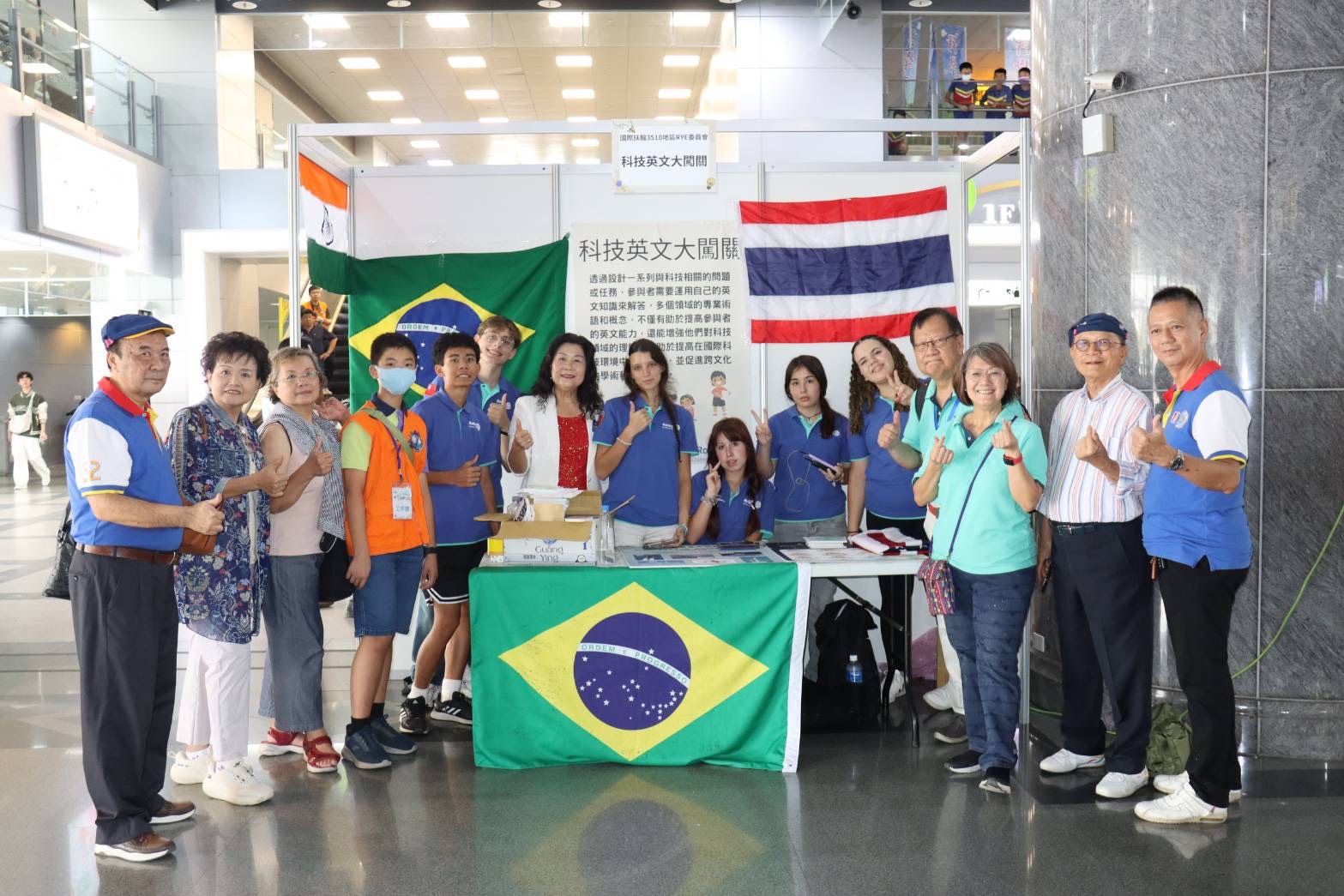  來自美國、阿根廷、巴西、泰國的6個國家國際扶輪交換生加入科普志工行列。（屏東科技大學提供）