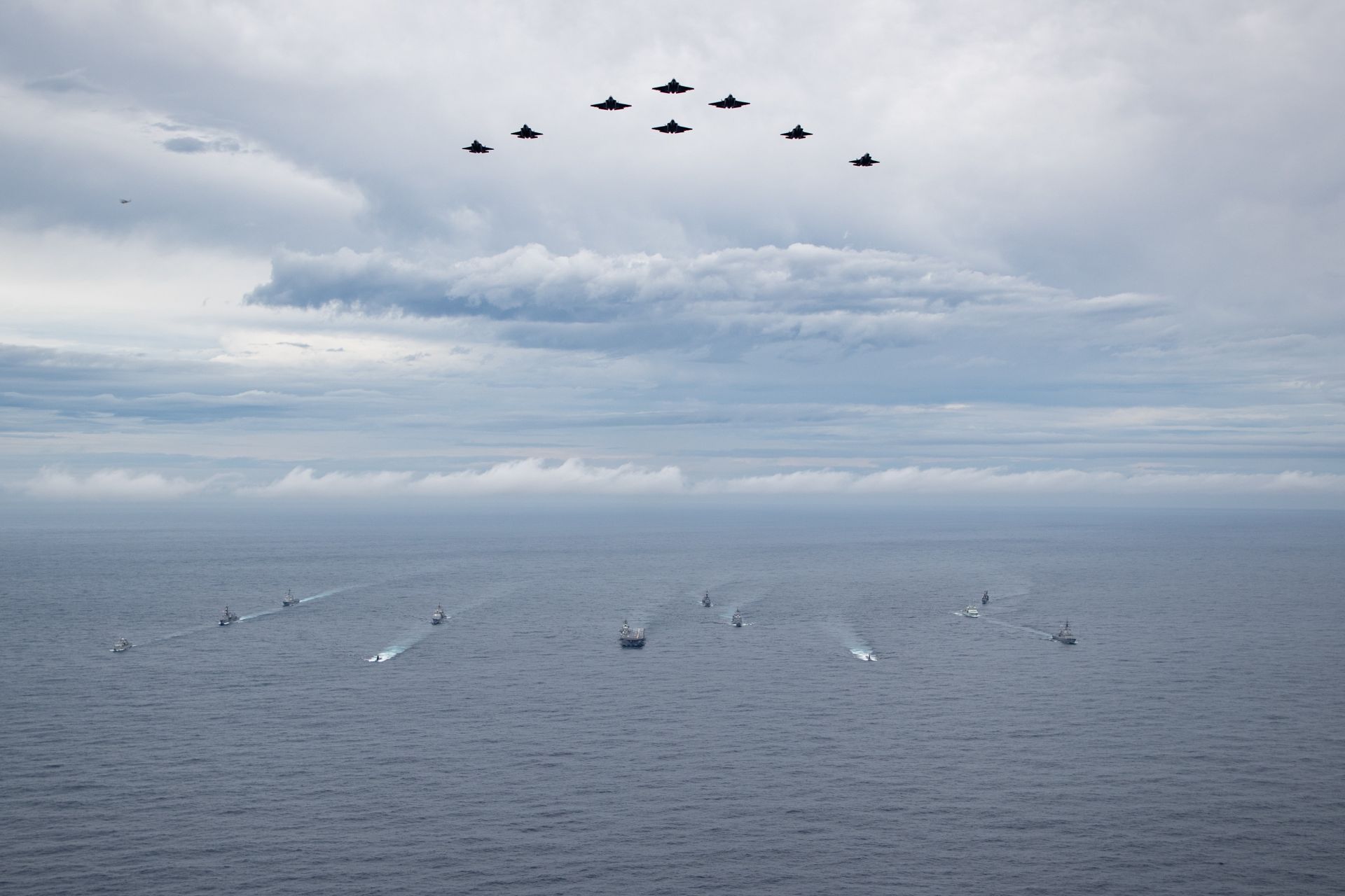 美日同盟20日在菲律賓海啟動「ANNUALEX 25」聯演，參演艦艇與戰機展現壯盛軍容。（取自美國海軍網站）