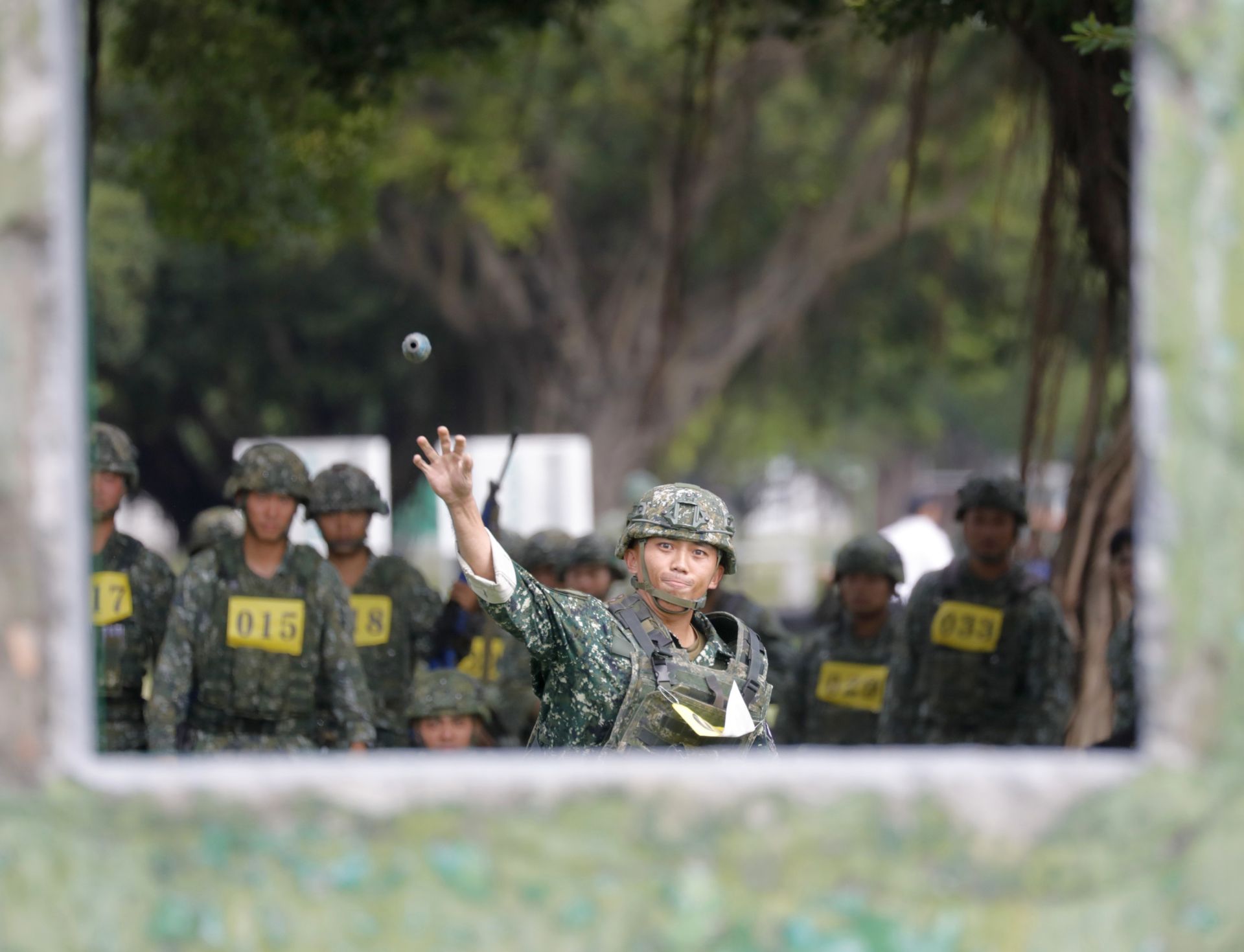 手榴彈投擲不僅考驗參賽官兵臂力，也要求投擲精準度。（記者孫建屏攝）