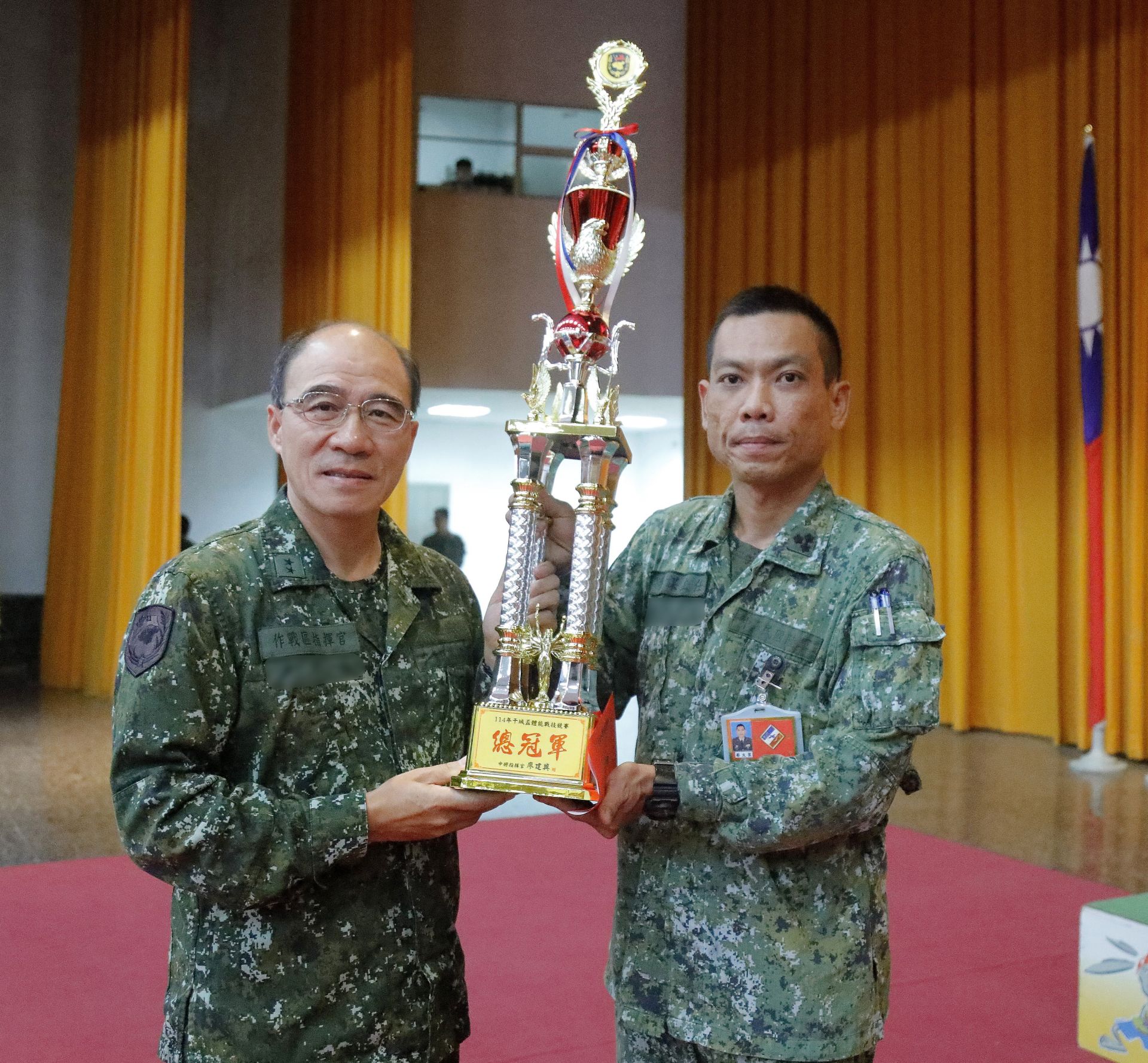 8軍團指揮官廖中將（左）頒發43砲指部「干城盃」總冠軍獎座。（記者孫建屏攝）