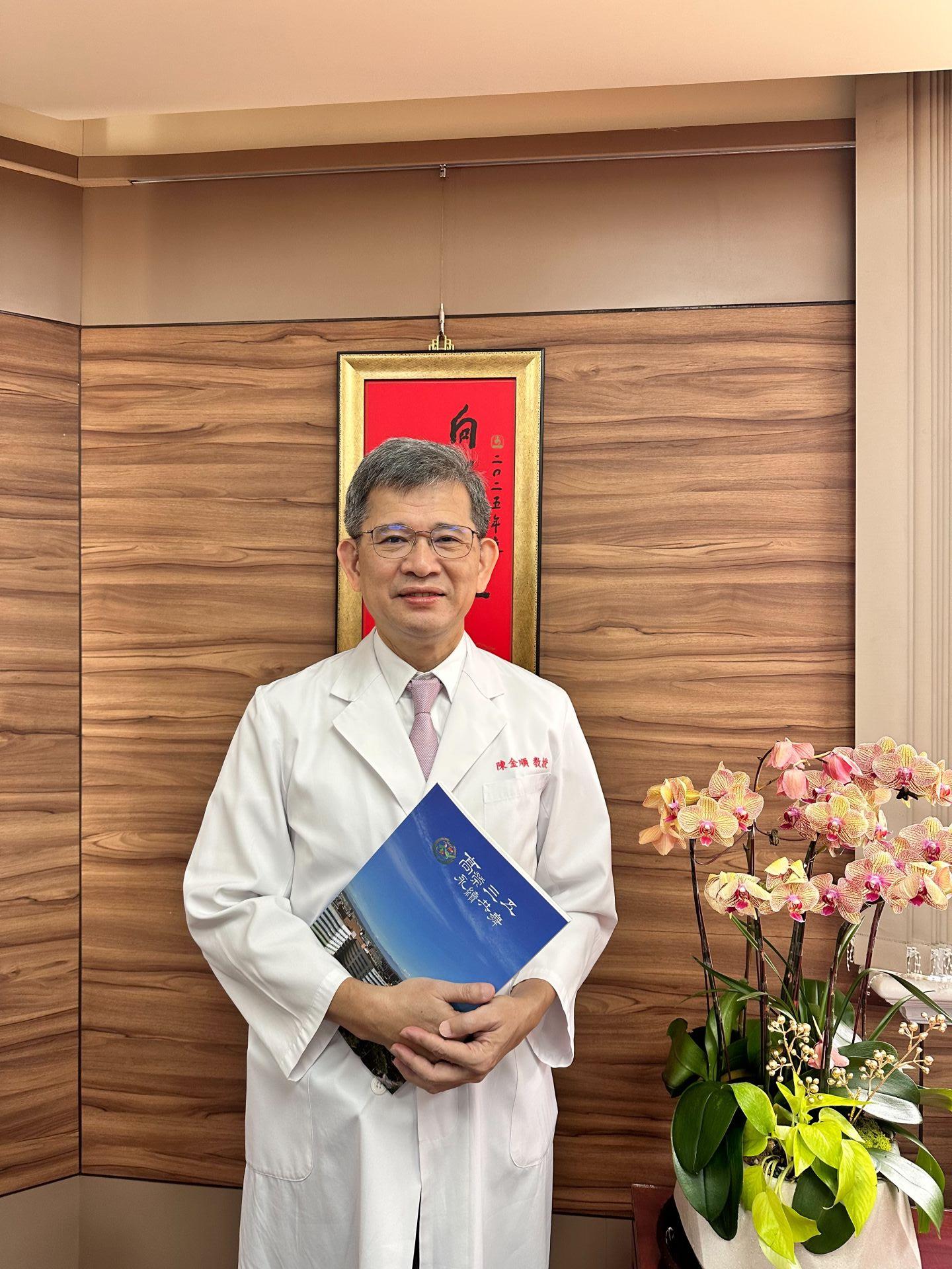 高雄榮總院長陳金順希望民眾透過《高榮三五 永續共舞》院慶專書，了解高雄榮總深耕醫療，守護民眾健康的努力。（高雄榮總提供）