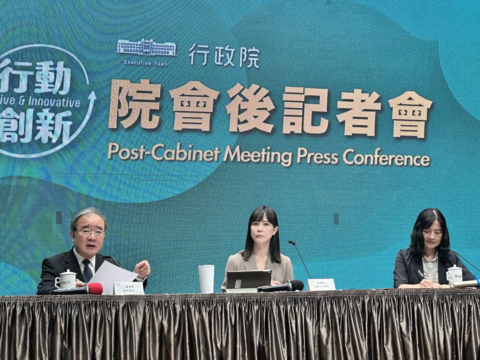 行政院發言人李慧芝今日出席行政院會後記者會，說明行政院對國內疑似出現非洲豬瘟案的處置及後續防疫作為。（記者郭曉蓓攝）