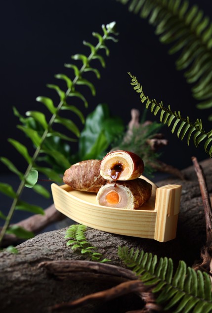 阿聰師的糕餅主意出示數位市民虛擬卡常溫商品消費滿千卽享95折優惠。（中市數位發展局提供）