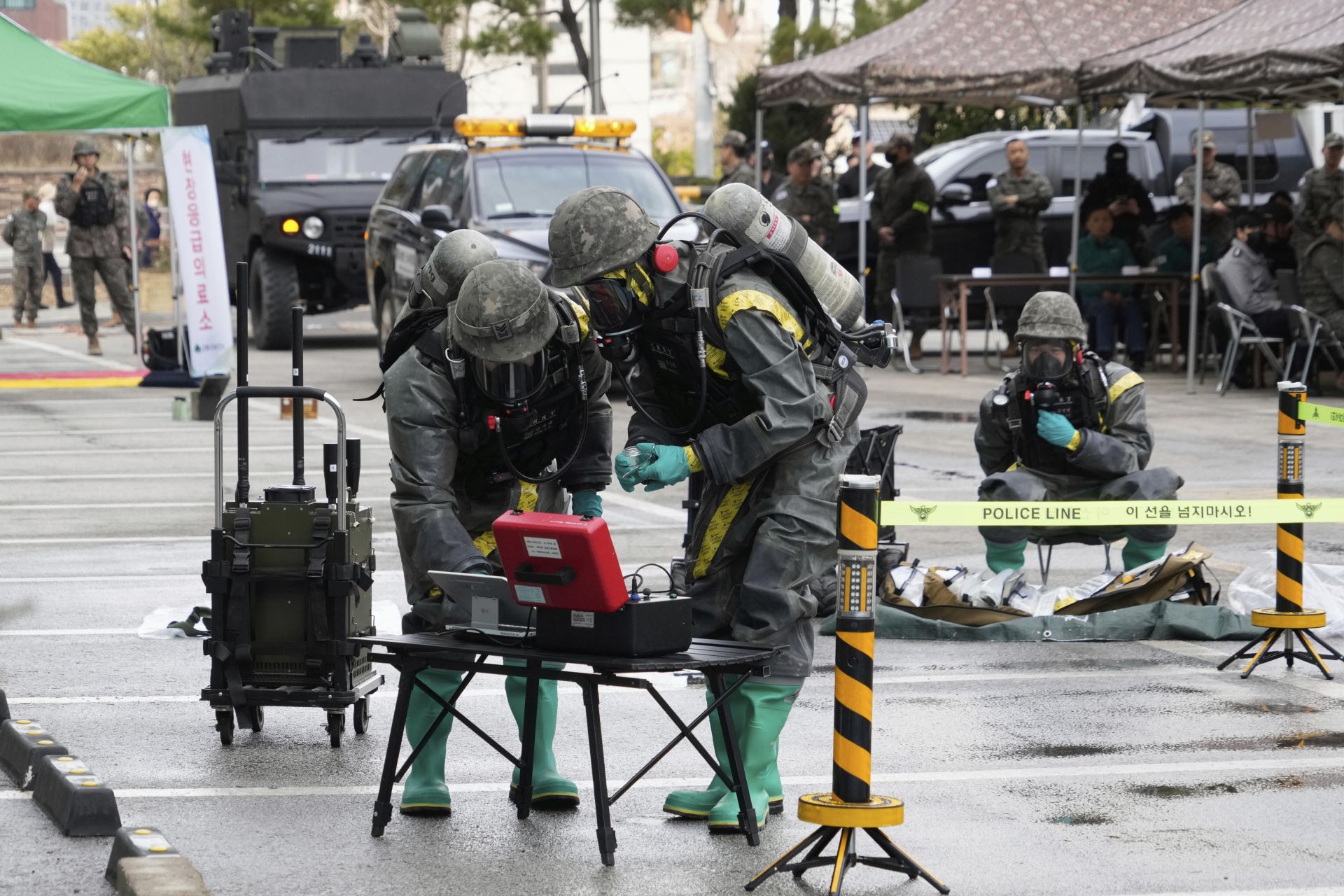  鑑於北韓曾動用氣球搭載穢物騷擾南韓，南韓應正視這類未達戰爭門檻的「平時戰」手段威脅。圖為南韓陸軍舉行化生放核演訓。（達志影像／美聯社資料照片）