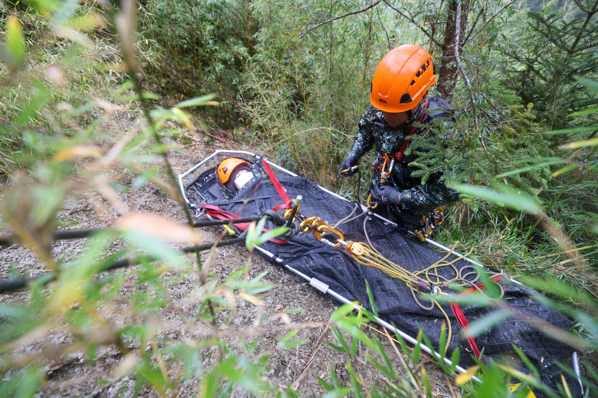 陸軍特戰訓練中心114年「高寒地救援訓練班」期末鑑測近日展開，昨日實施救援方式選定與實際操作等課目，學員登上海拔約3421公尺，實地進行人員傷患救援演練，有效驗證特種搜救能量，淬鍊專業職能。（記者王子昌攝）