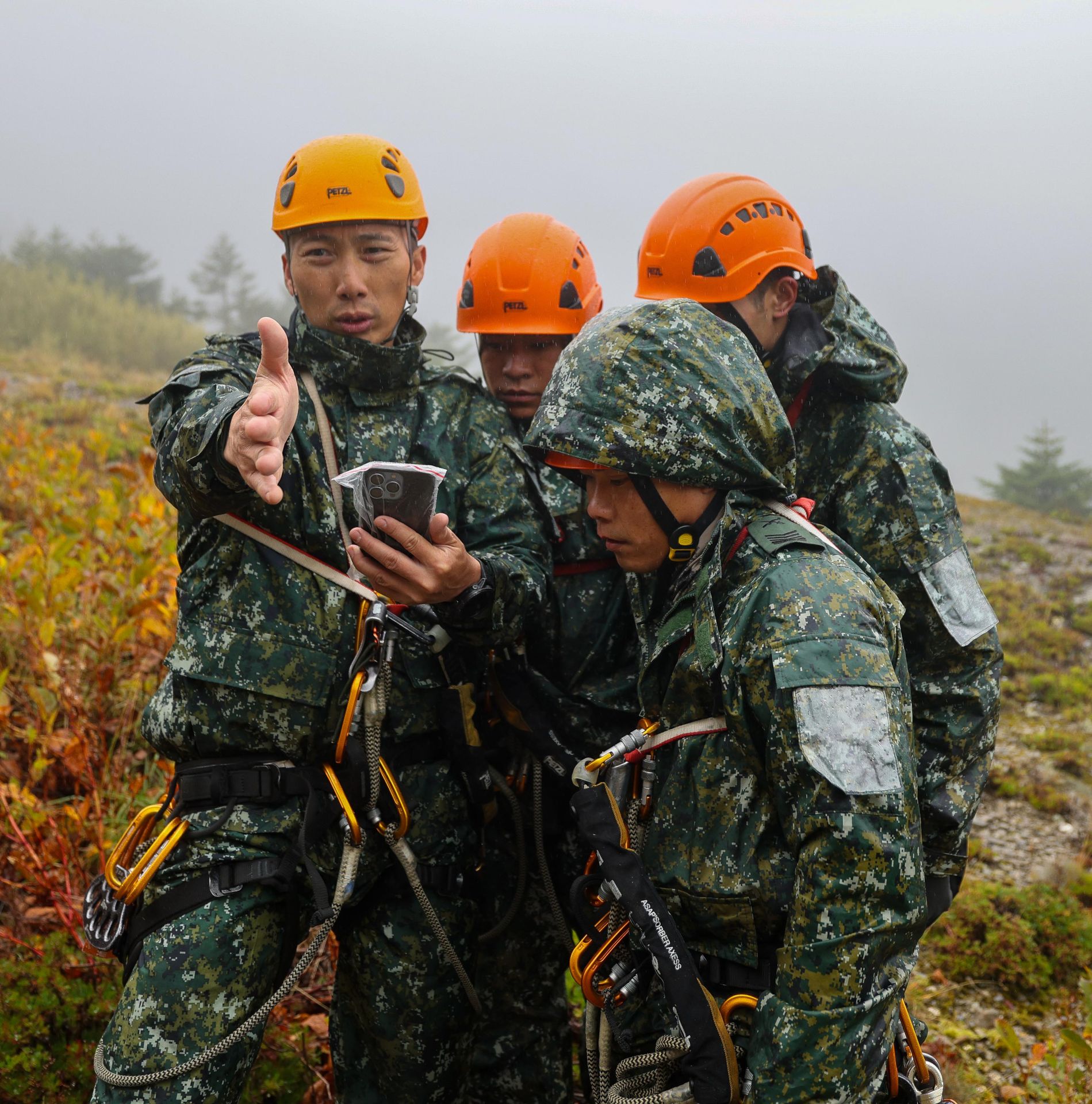  學員就鑑測想定資訊結合現地環境條件，共同研擬適切的救援方式。（記者王子昌攝）