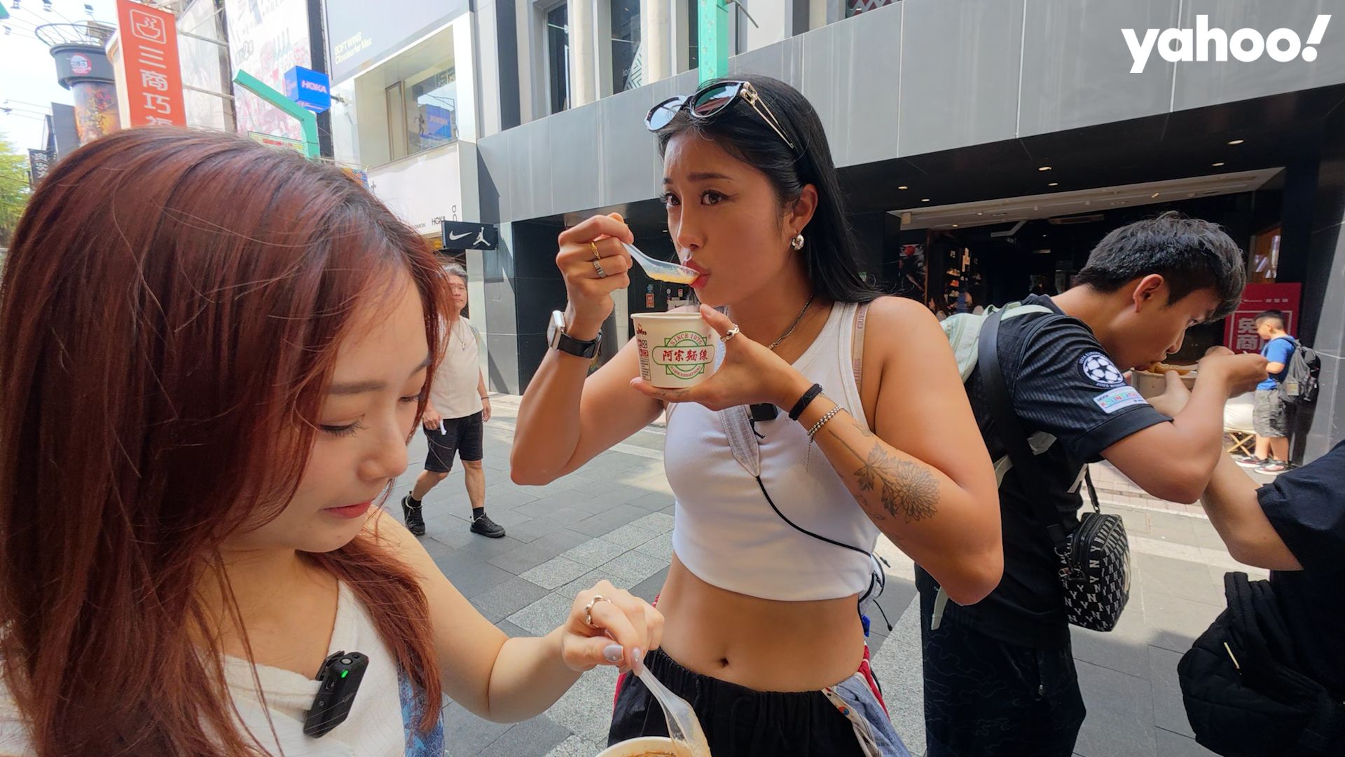 韓國YouTuber咪蕾（左）與《鋼鐵部隊W》女軍官Sunny（中）在夜市開吃，大腸麵線、珍奶、雞排一網打盡，邊吃邊笑超接地氣！（《Yahoox咪蕾》提供）