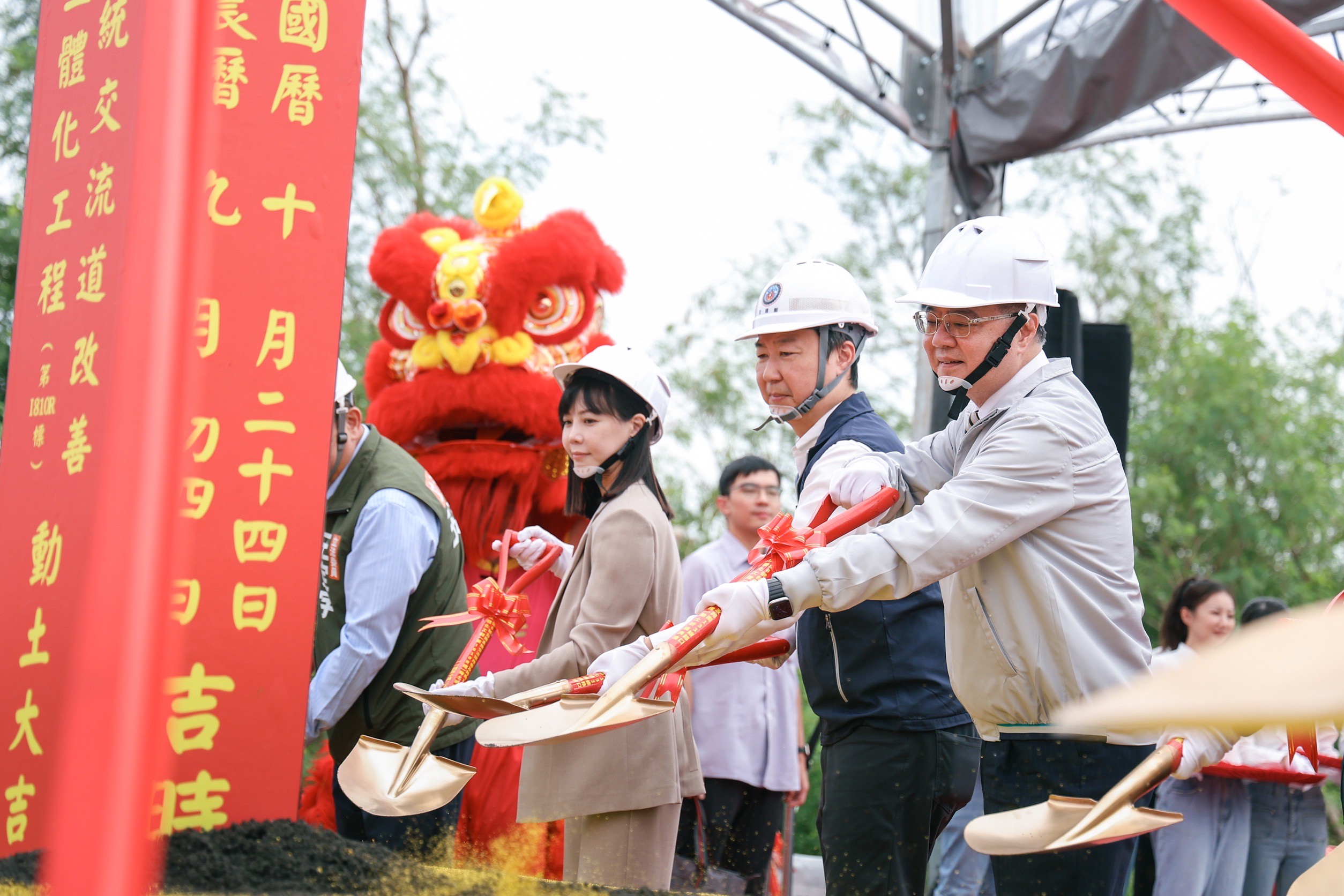 行政院長卓揆前往臺南市出席「國道8號臺南系統交流道改善及跨南133路口立體化工程」動土祈福典禮。（圖由行政院提供）