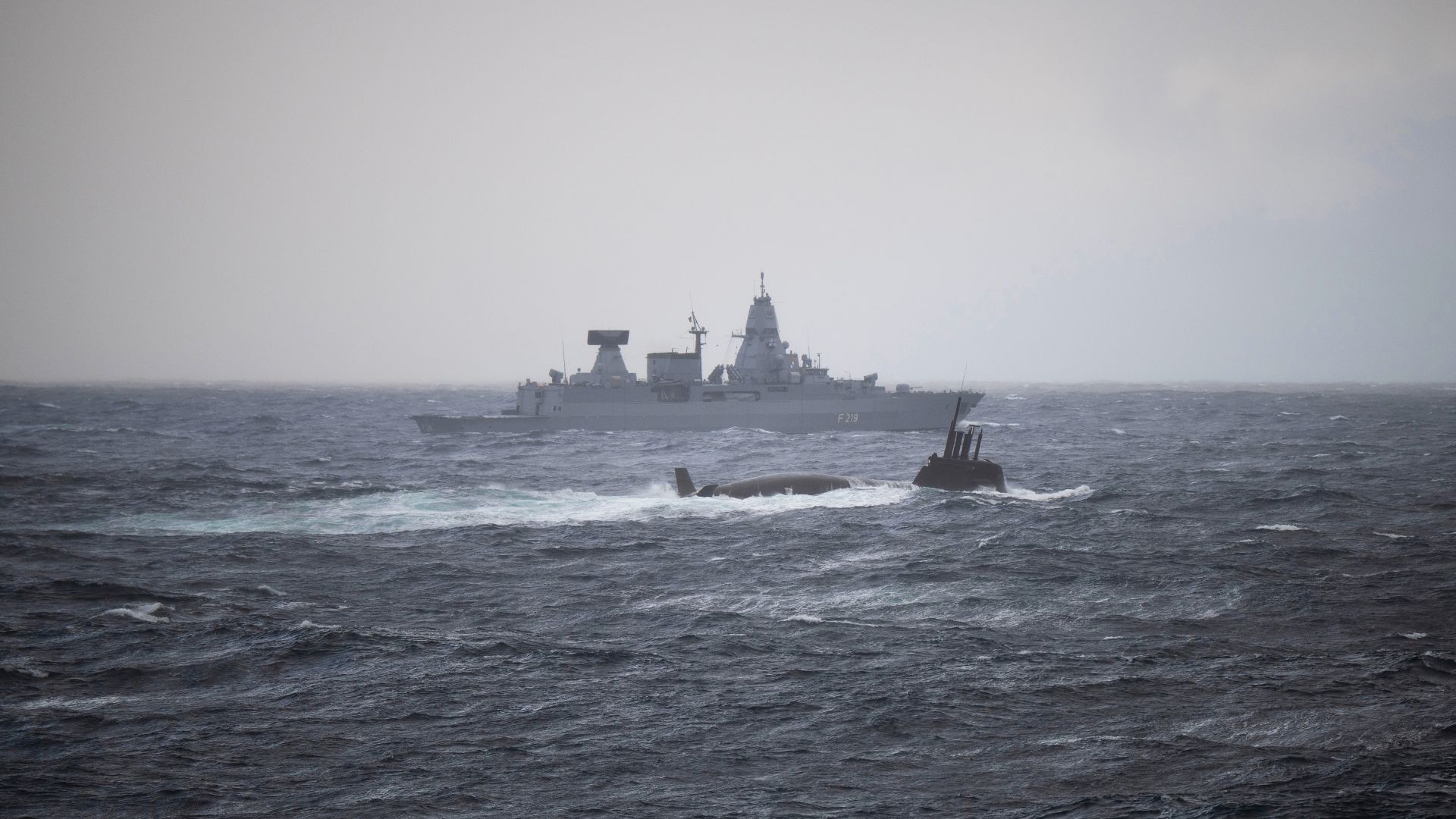  俄國規避制裁取得西方技術，在極圈建構海底監測網，對北約造成巨大威脅。圖為德國海軍巡防艦「薩克森號」（F219）與潛艦日前在極圈舉行演習。（達志影像／美聯社資料照片）