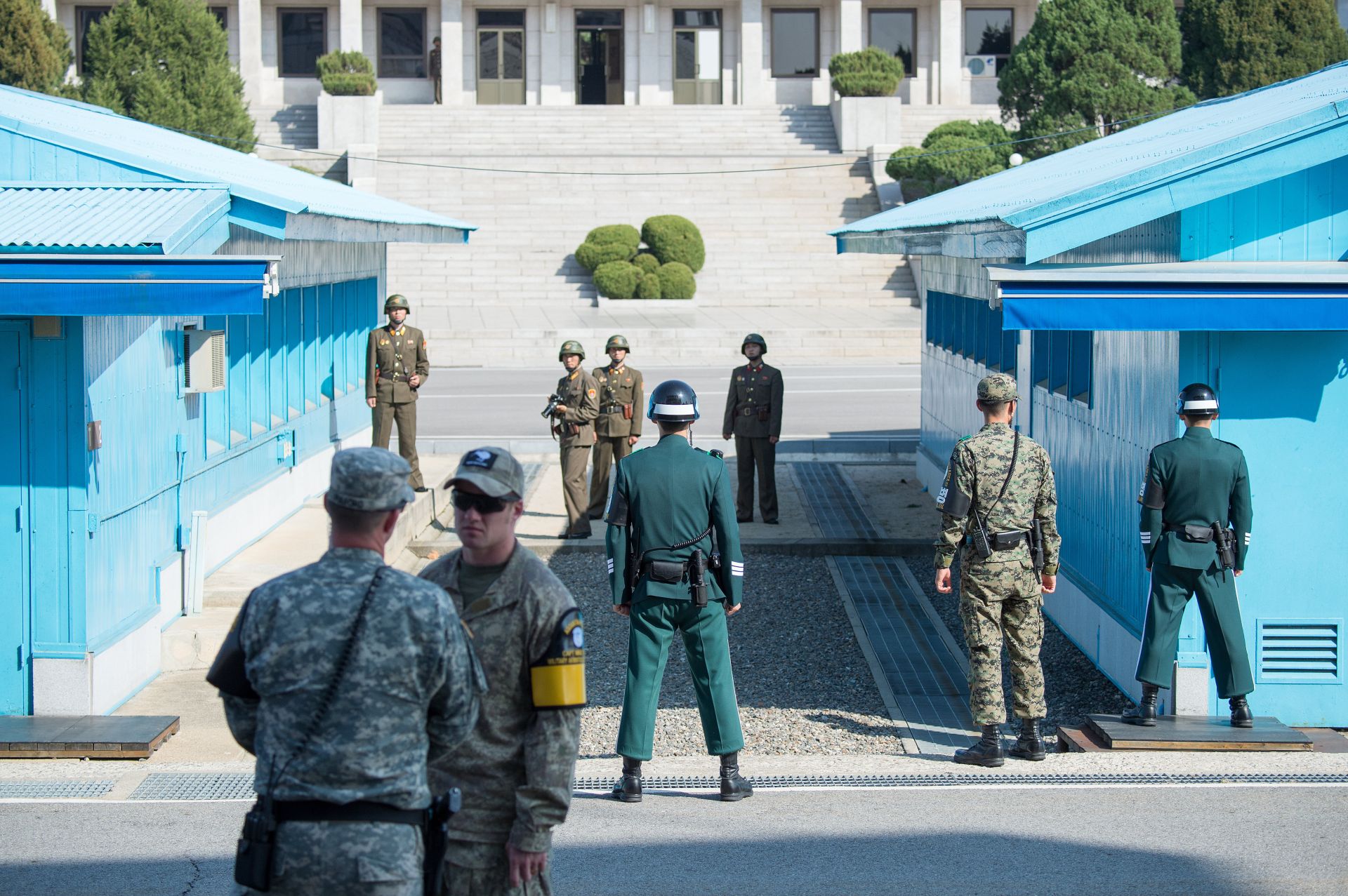  北韓可能採用未達戰爭門檻的低強度衝突策略，挑起南韓內部對立，以達政治目標。圖為在非軍事區（DMZ）巡邏的雙方部隊。（達志影像／路透社資料照片）