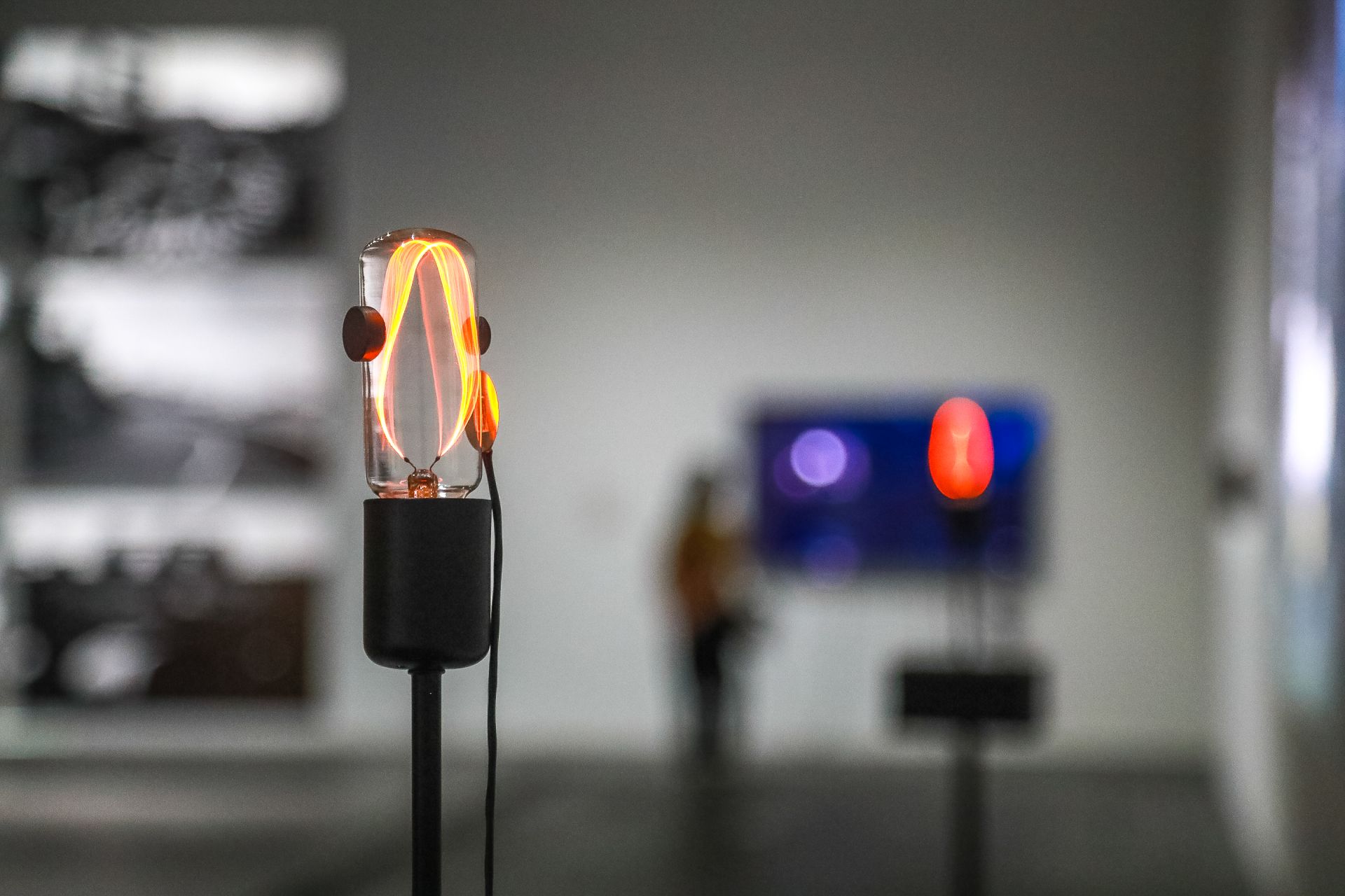  王福瑞的「動聲泡」，邀請觀眾聆聽從日常生活中的平凡物件所發出的微小聲音。（記者李采霖攝）