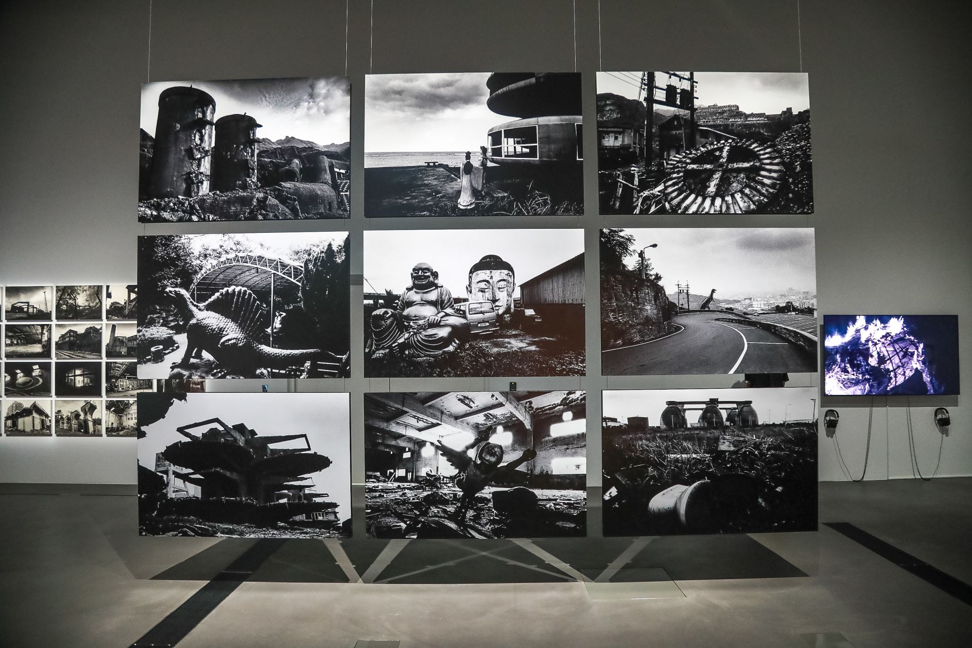  姚瑞中以影像踏查臺灣南北廢墟，記錄產業移轉與時代變遷下的歷史殘跡。（記者李采霖攝）